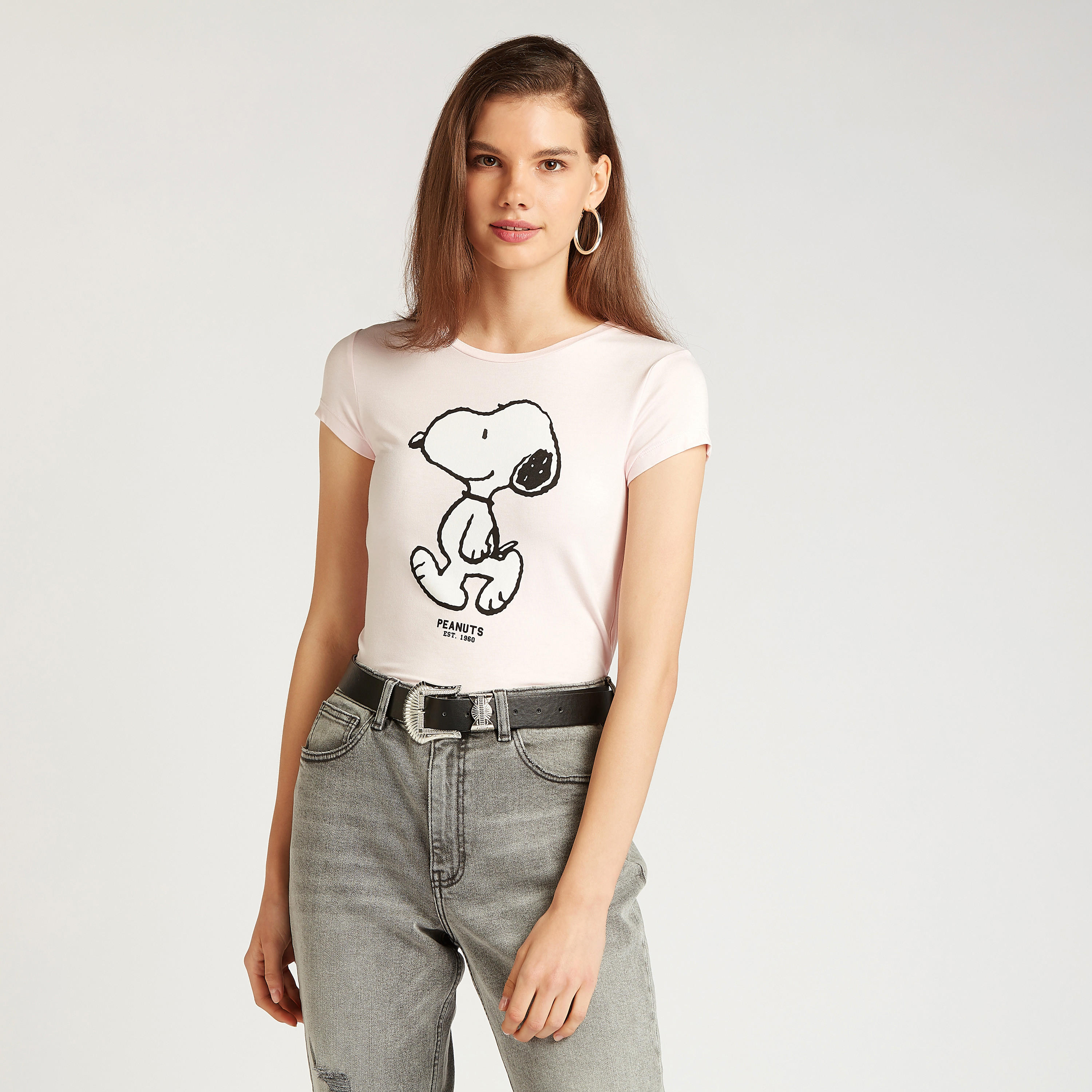 تيشيرت سكيني بياقة ضيقة وأكمام كاب وطبعات سنوبي-women-clothing-tshirts-image-3
