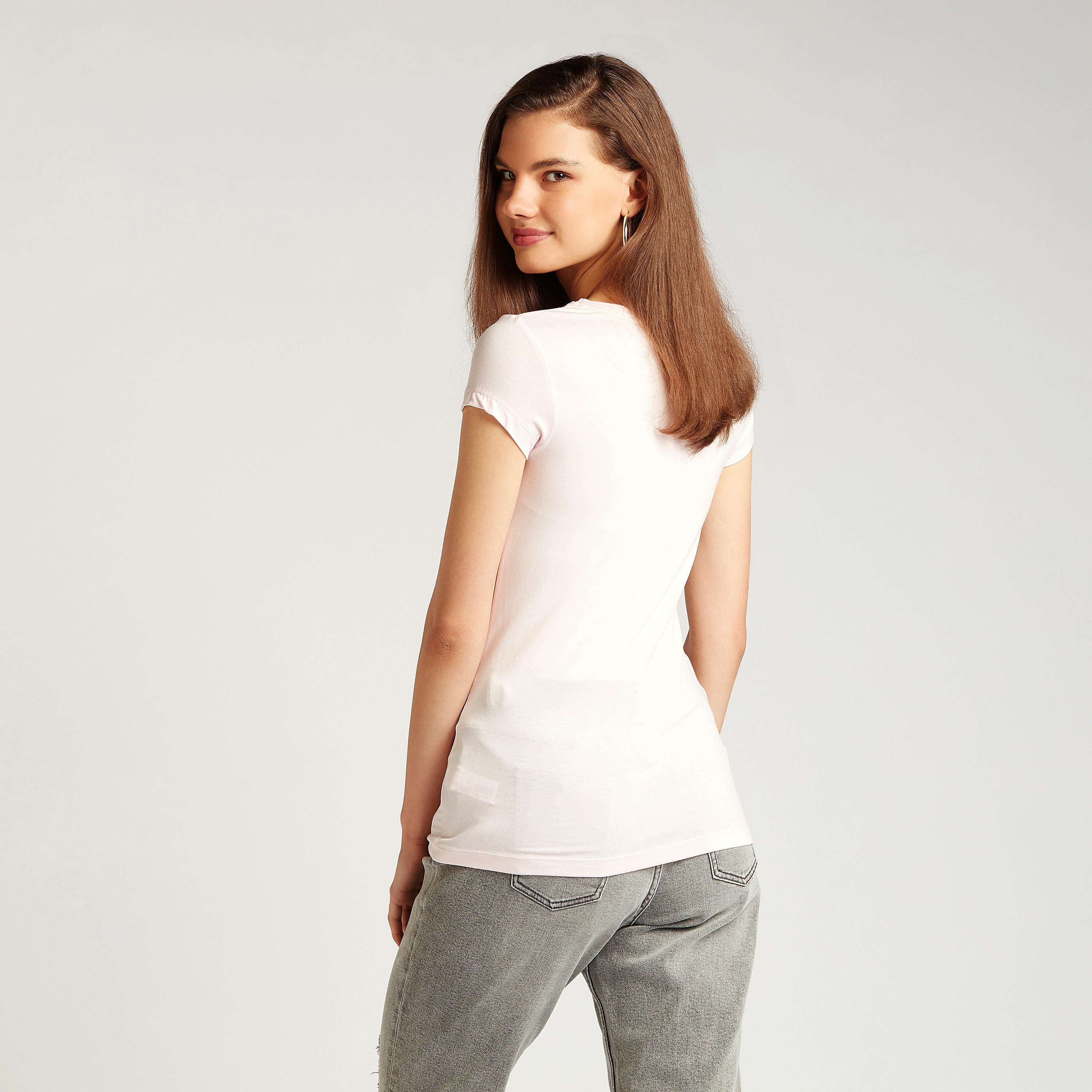 تيشيرت سكيني بياقة ضيقة وأكمام كاب وطبعات سنوبي-women-clothing-tshirts-image-4
