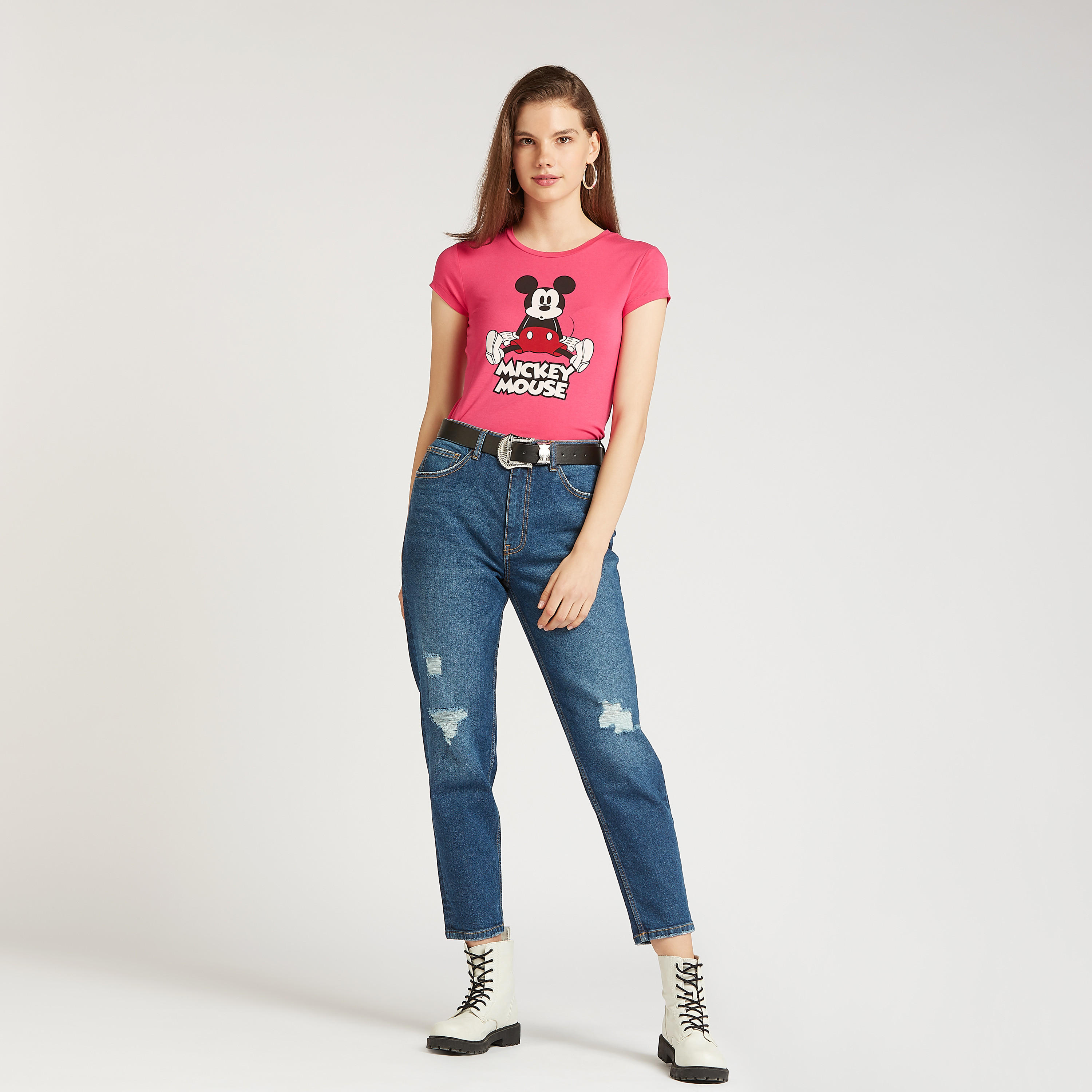تيشيرت بقصة سكيني بياقة ضيقة وأكمام كاب وطبعات ميكي ماوس-women-clothing-tshirts-image-1