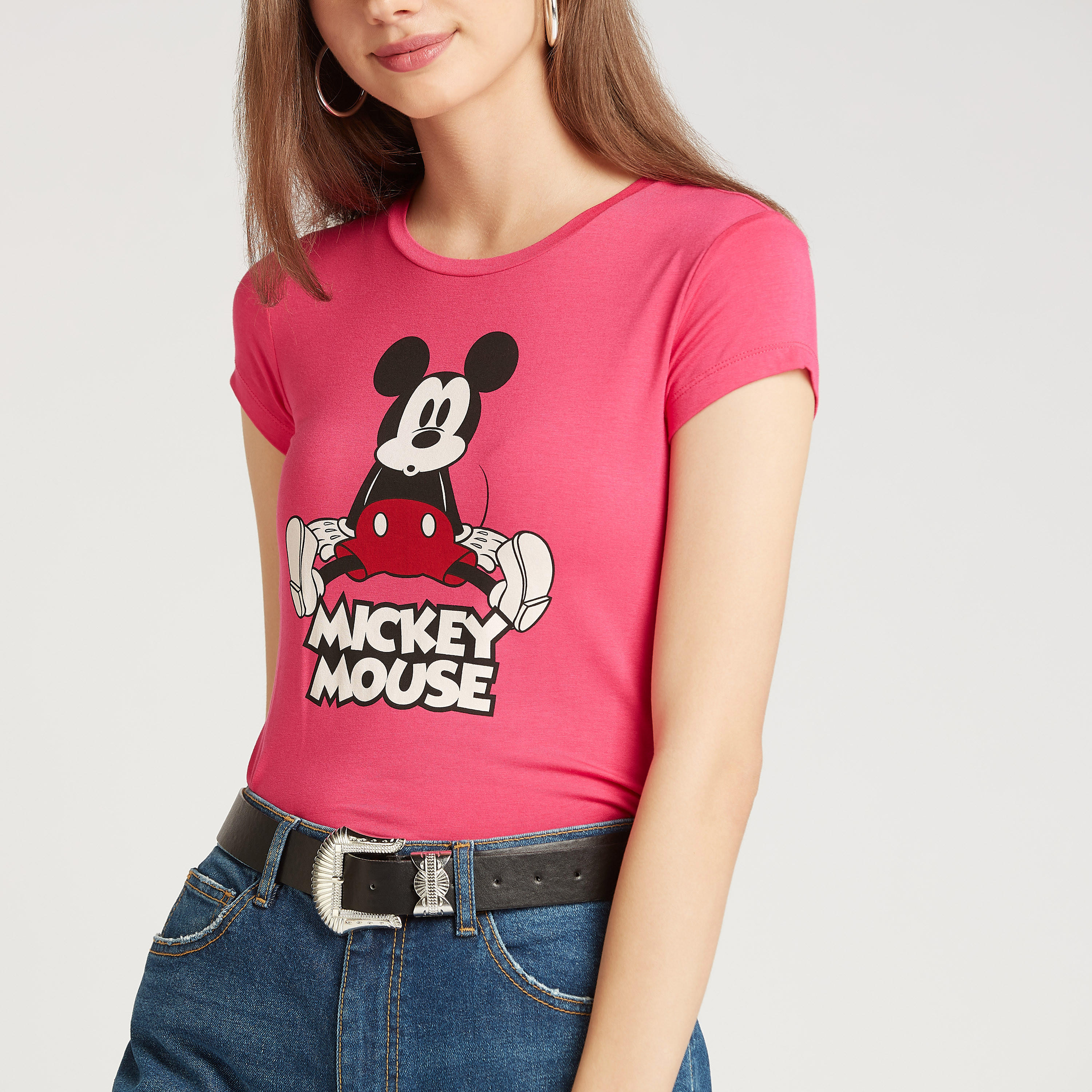 تيشيرت بقصة سكيني بياقة ضيقة وأكمام كاب وطبعات ميكي ماوس-women-clothing-tshirts-image-2