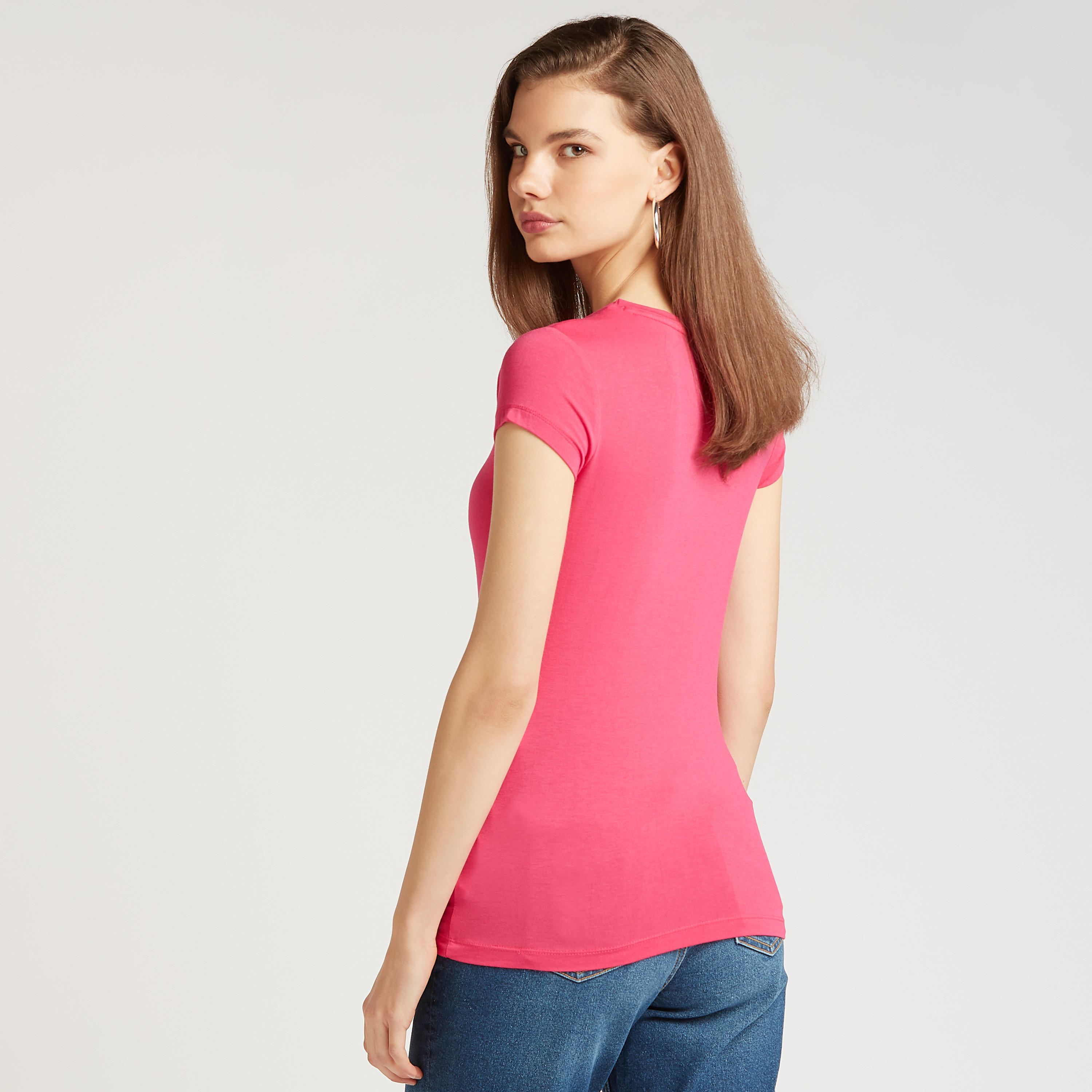 تيشيرت بقصة سكيني بياقة ضيقة وأكمام كاب وطبعات ميكي ماوس-women-clothing-tshirts-image-3