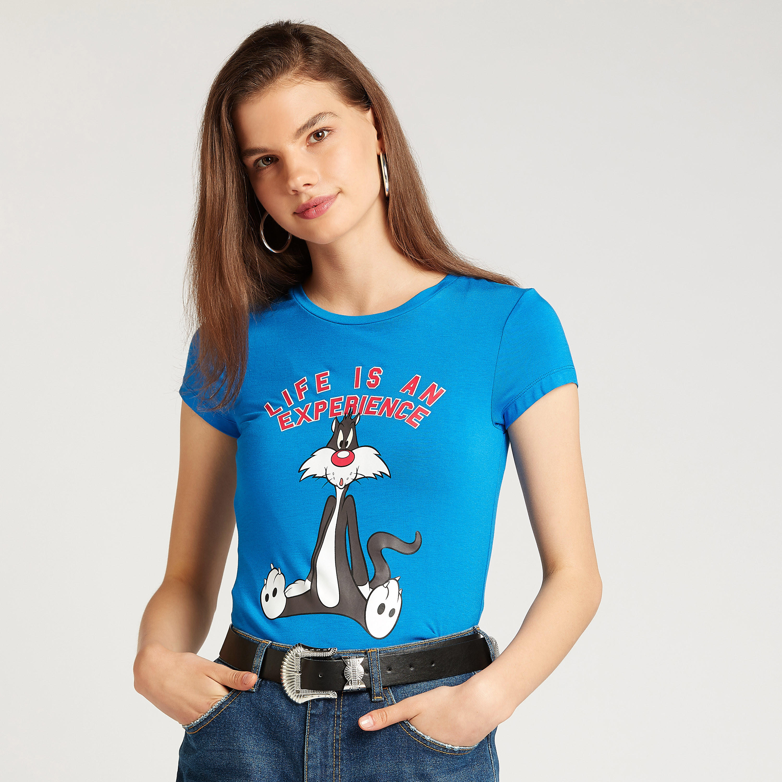 تيشيرت بقصة سكيني بياقة ضيقة وأكمام كاب وطبعات سيلفيستر-women-clothing-tshirts-image-1