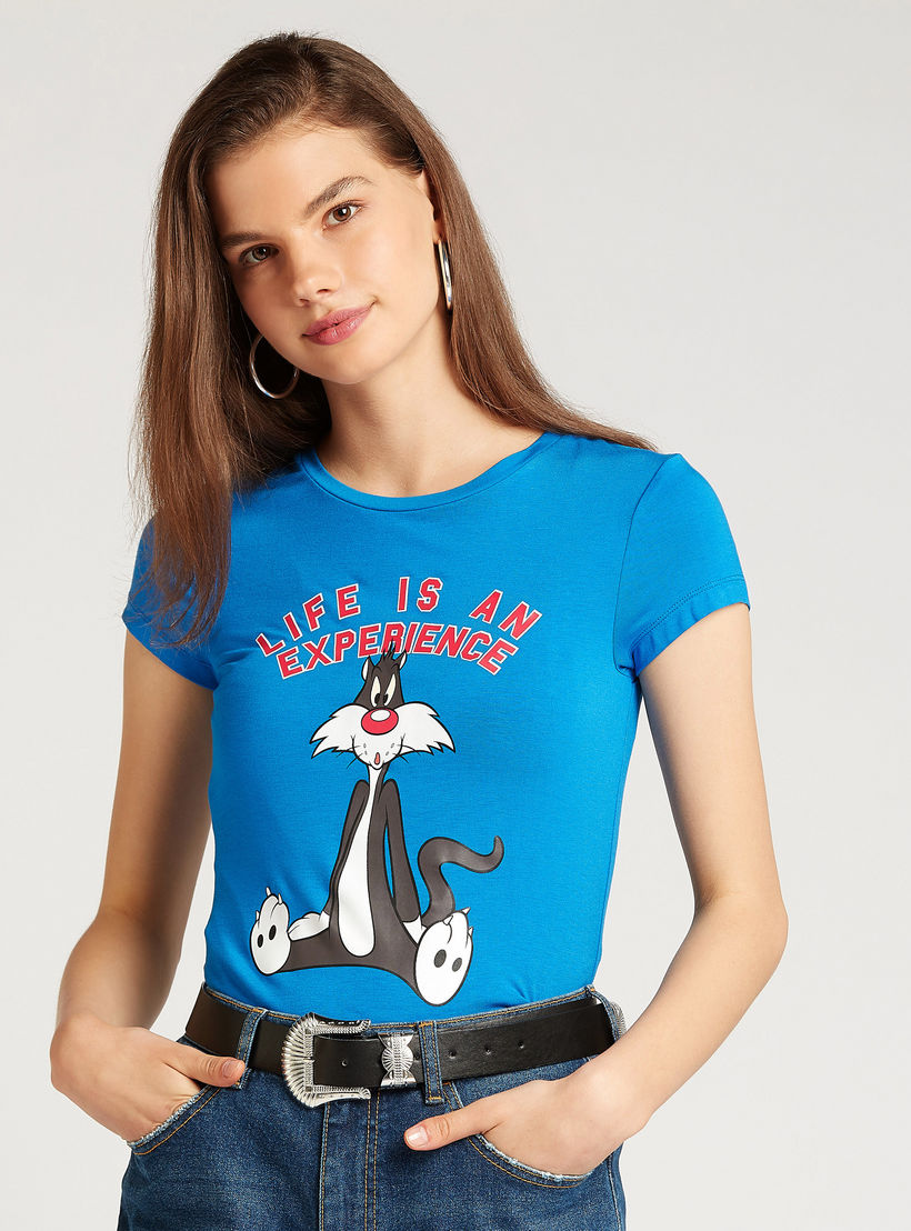 تيشيرت بقصة سكيني بياقة ضيقة وأكمام كاب وطبعات سيلفيستر-women-clothing-tshirts-image-1