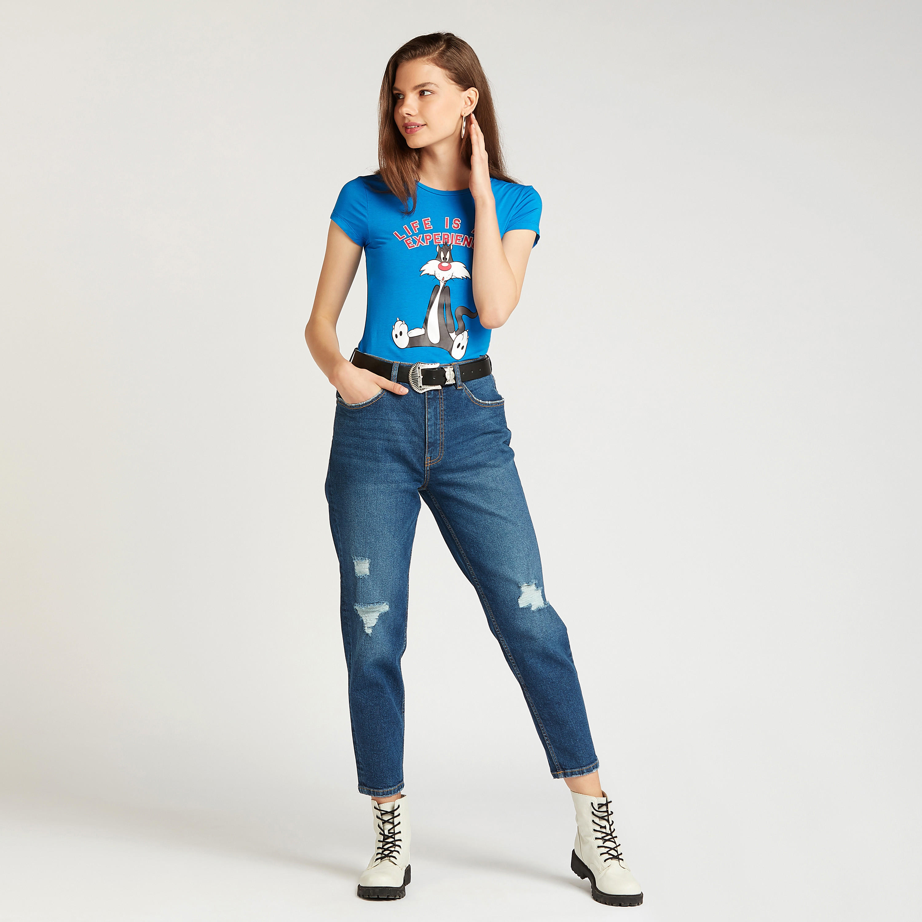 تيشيرت بقصة سكيني بياقة ضيقة وأكمام كاب وطبعات سيلفيستر-women-clothing-tshirts-image-2