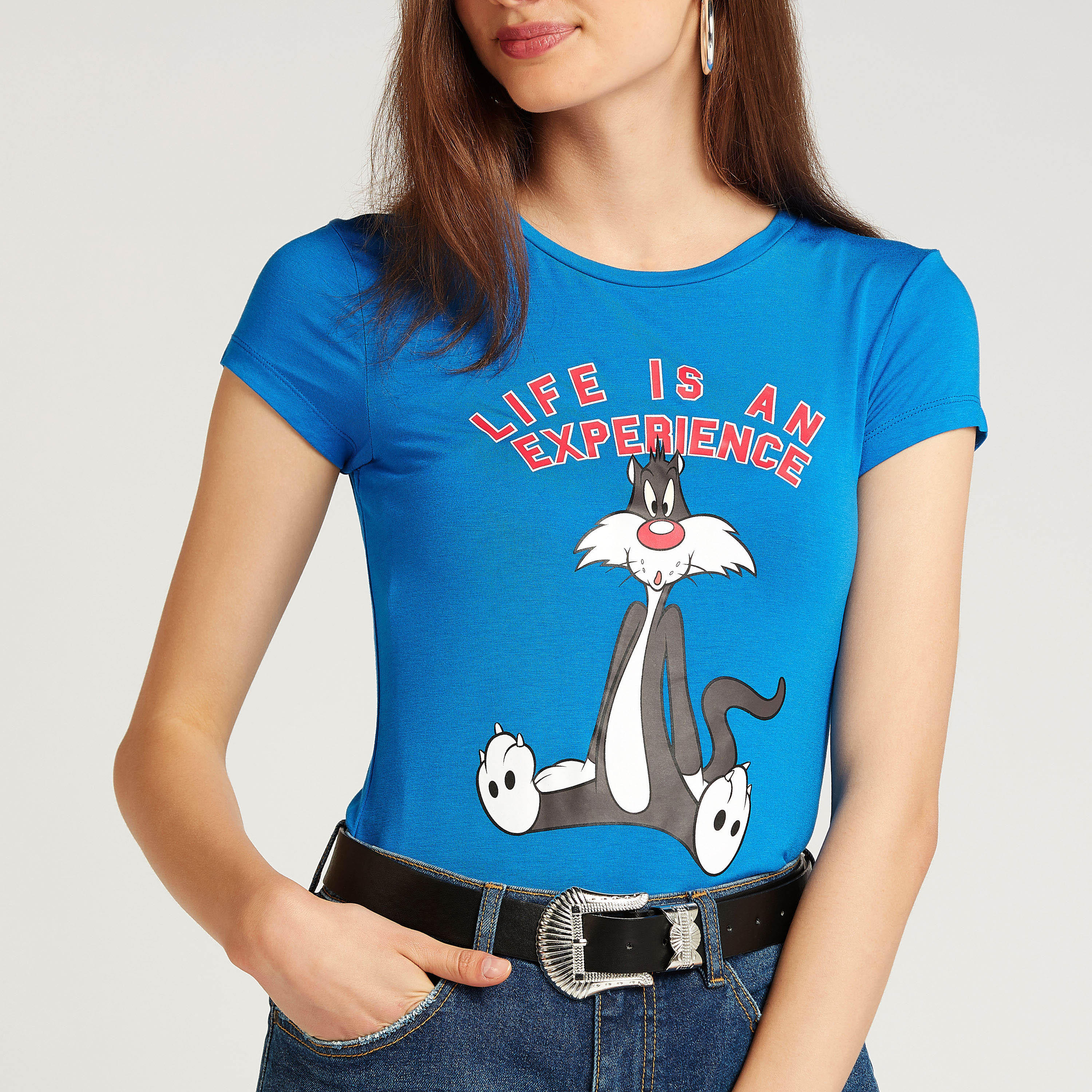 تيشيرت بقصة سكيني بياقة ضيقة وأكمام كاب وطبعات سيلفيستر-women-clothing-tshirts-image-3