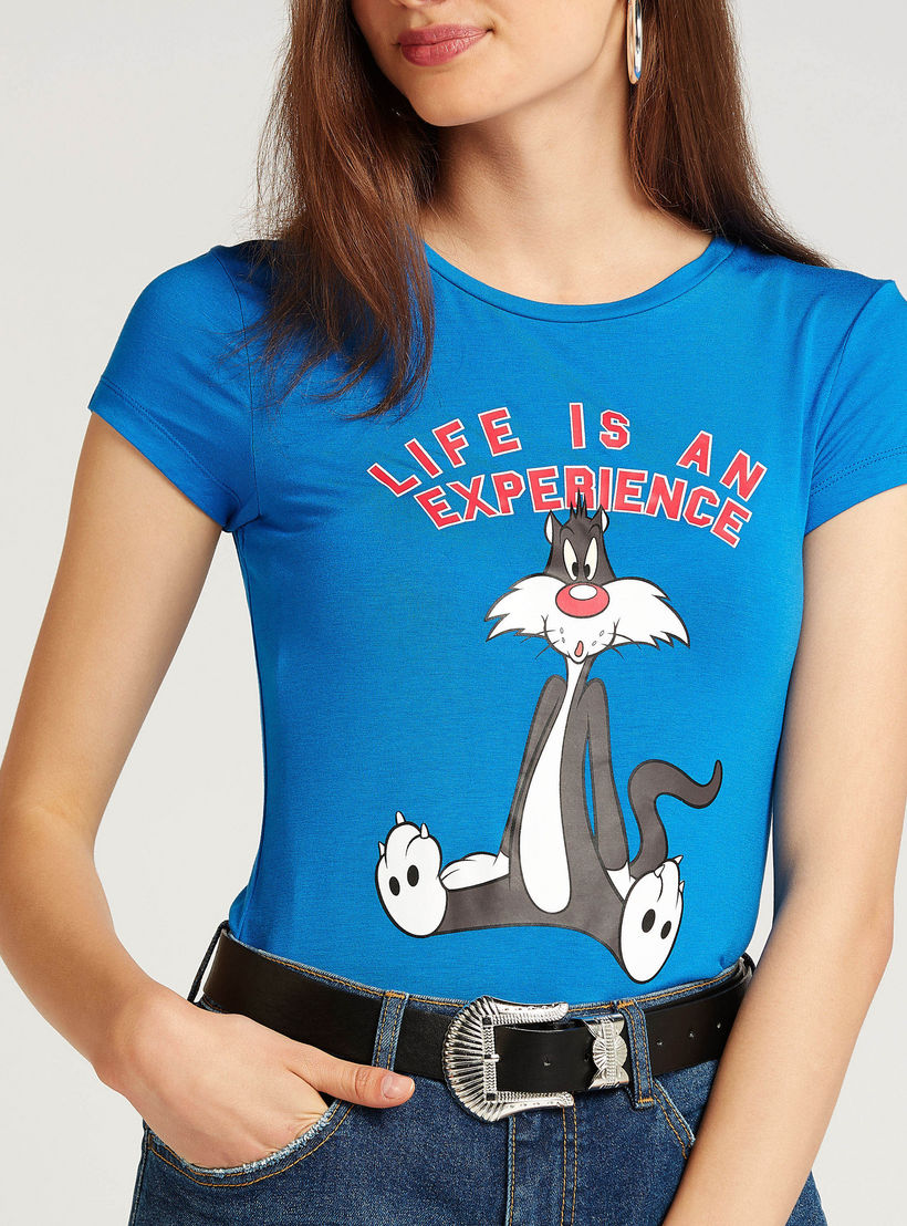 تيشيرت بقصة سكيني بياقة ضيقة وأكمام كاب وطبعات سيلفيستر-women-clothing-tshirts-image-3