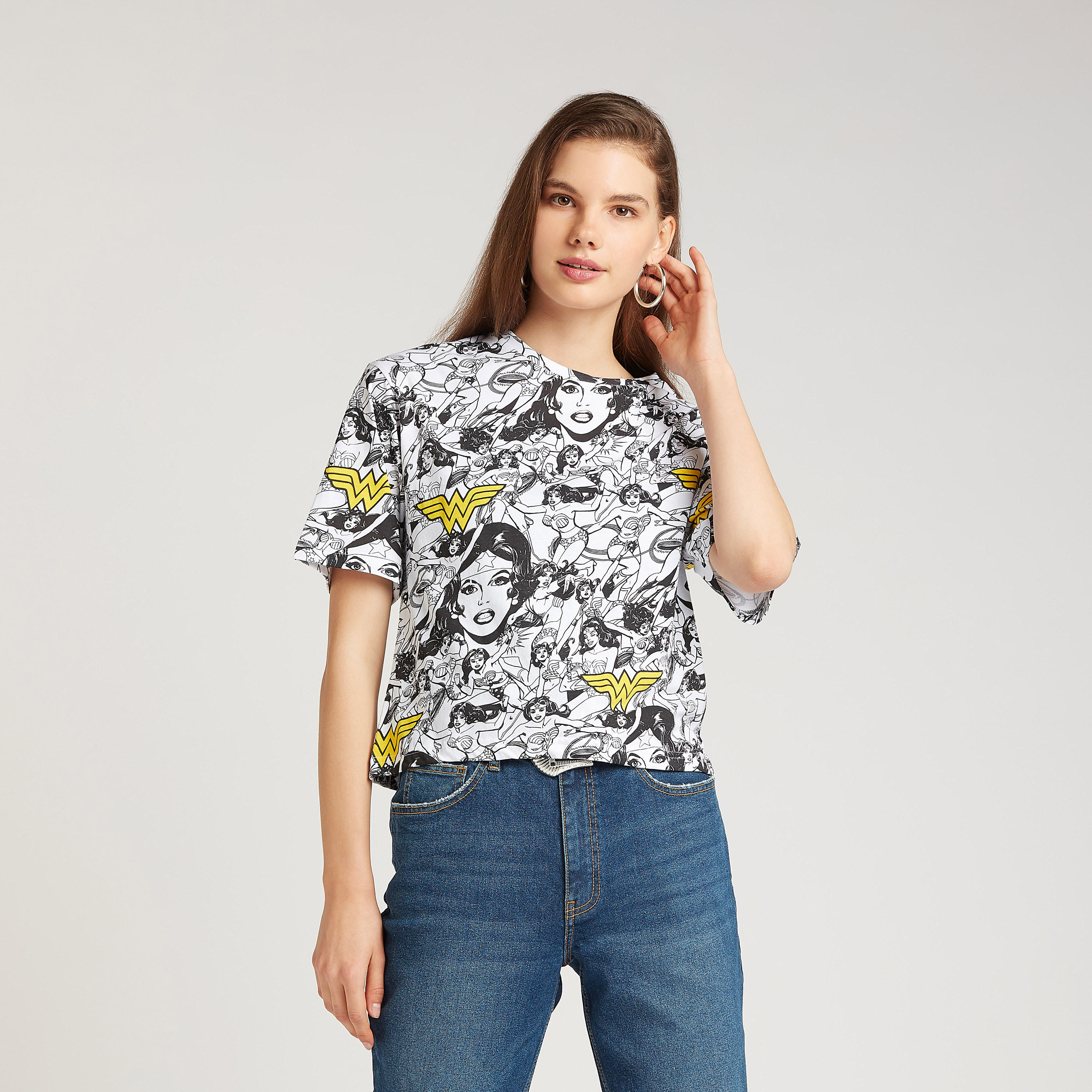 تيشيرت بياقة ضيقة وأكمام قصيرة وطبعات ووندر وومان-women-clothing-tshirts-image-1