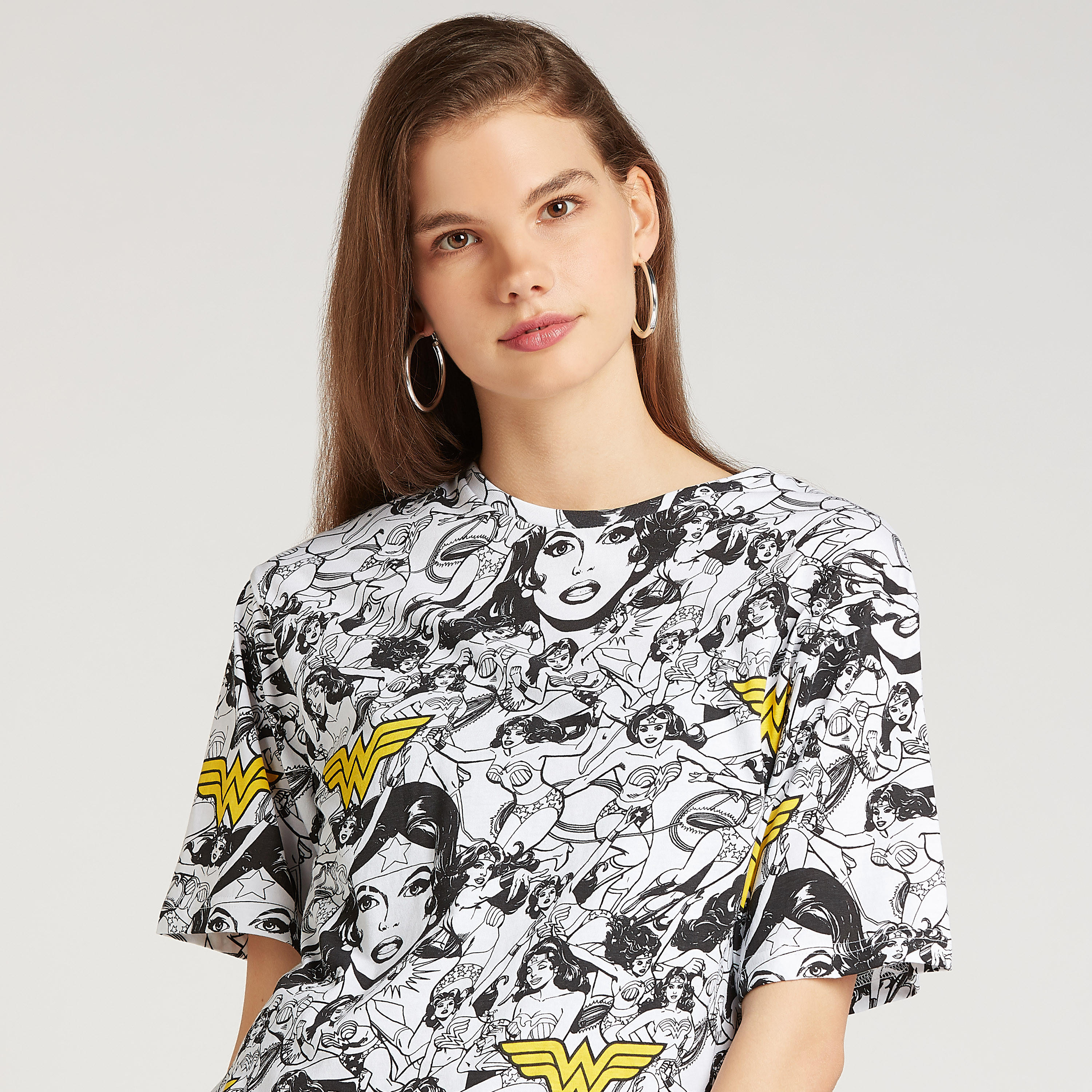 تيشيرت بياقة ضيقة وأكمام قصيرة وطبعات ووندر وومان-women-clothing-tshirts-image-3