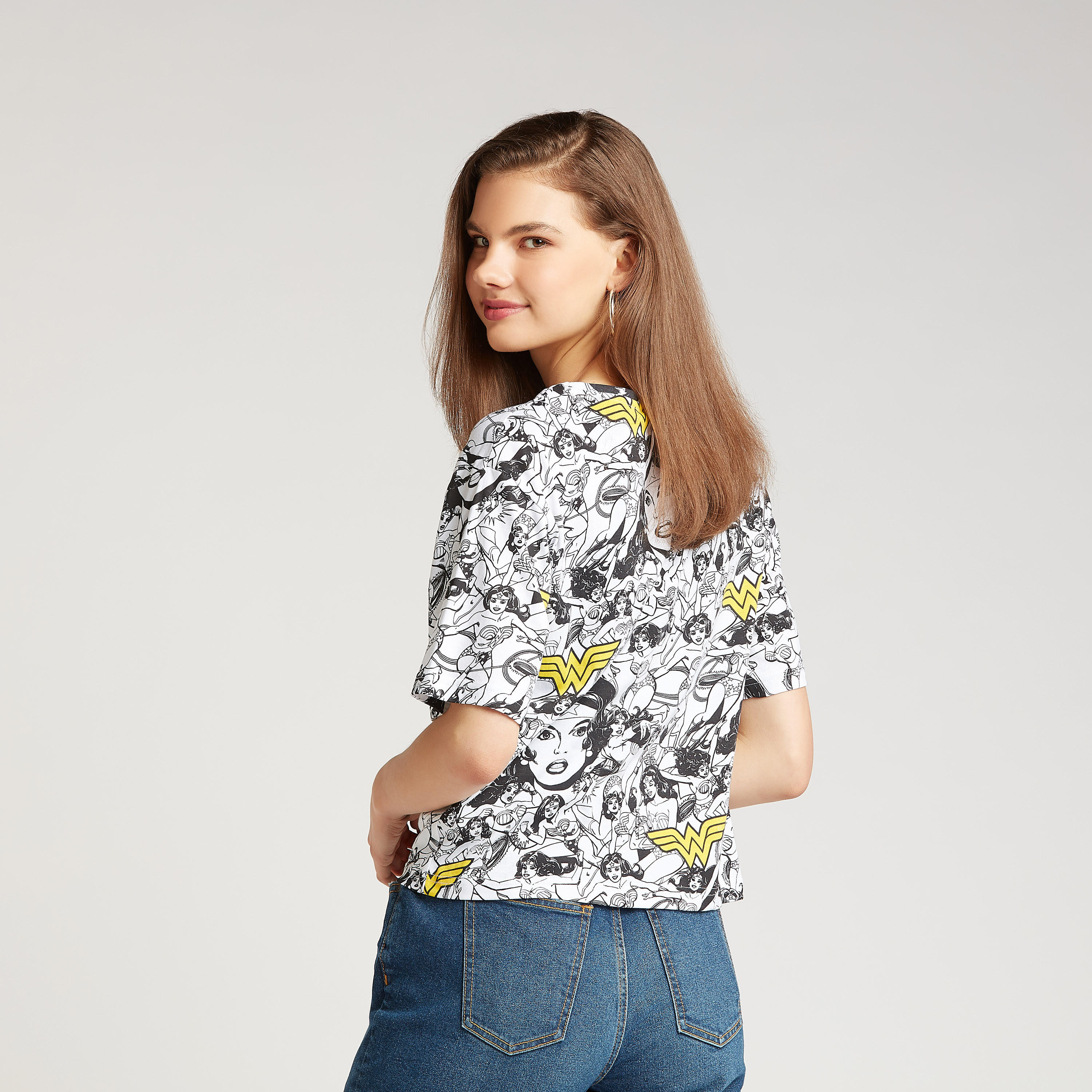 تيشيرت بياقة ضيقة وأكمام قصيرة وطبعات ووندر وومان-women-clothing-tshirts-image-4