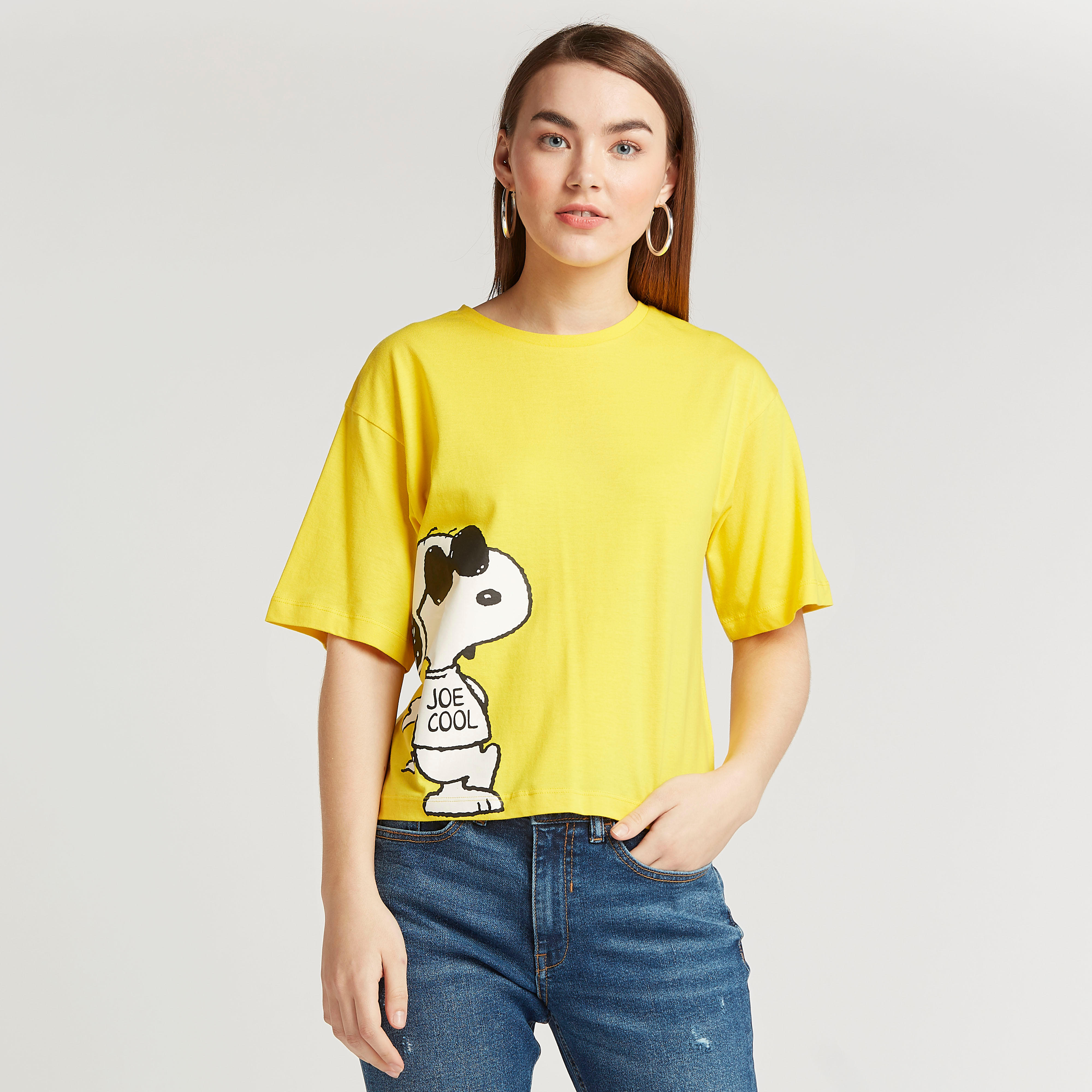 تيشيرت بياقة ضيقة وأكمام قصيرة وطبعات سنوبي-women-clothing-tshirts-image-1
