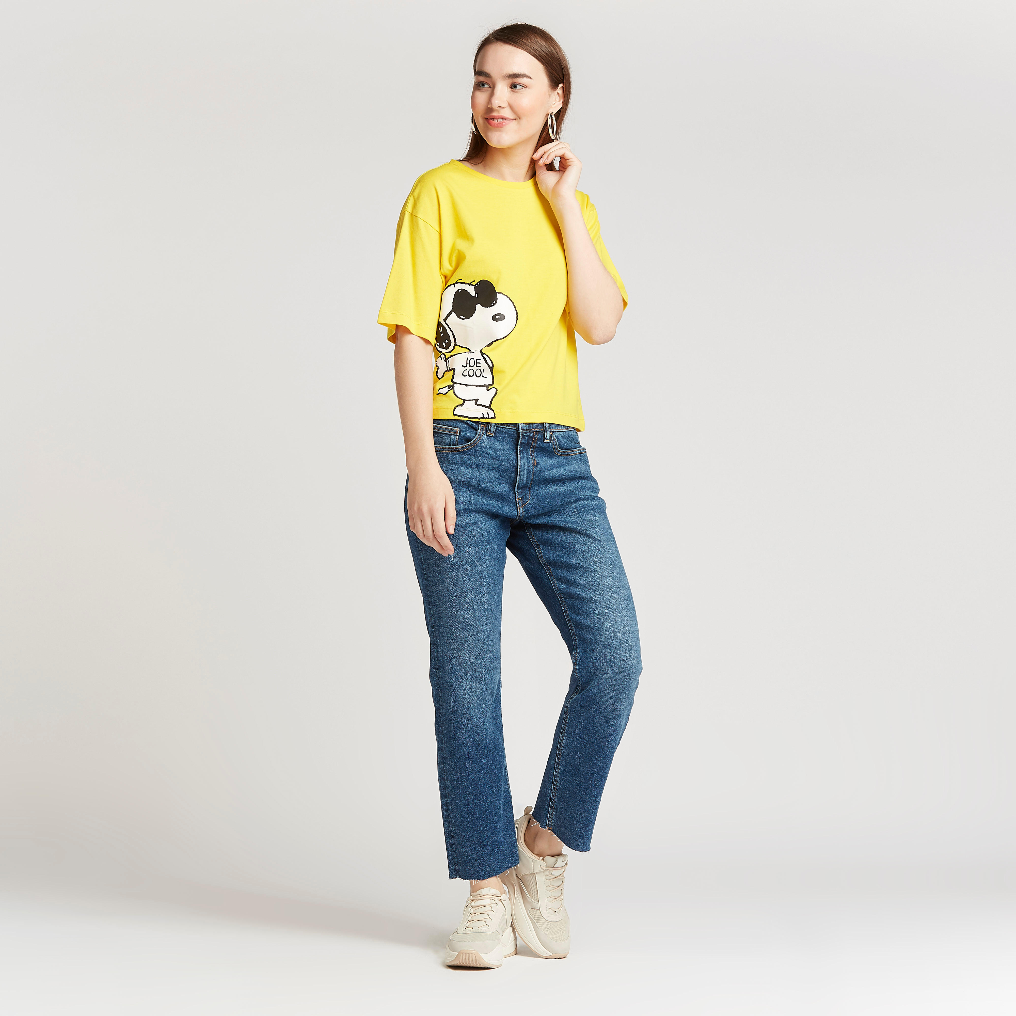 تيشيرت بياقة ضيقة وأكمام قصيرة وطبعات سنوبي-women-clothing-tshirts-image-2