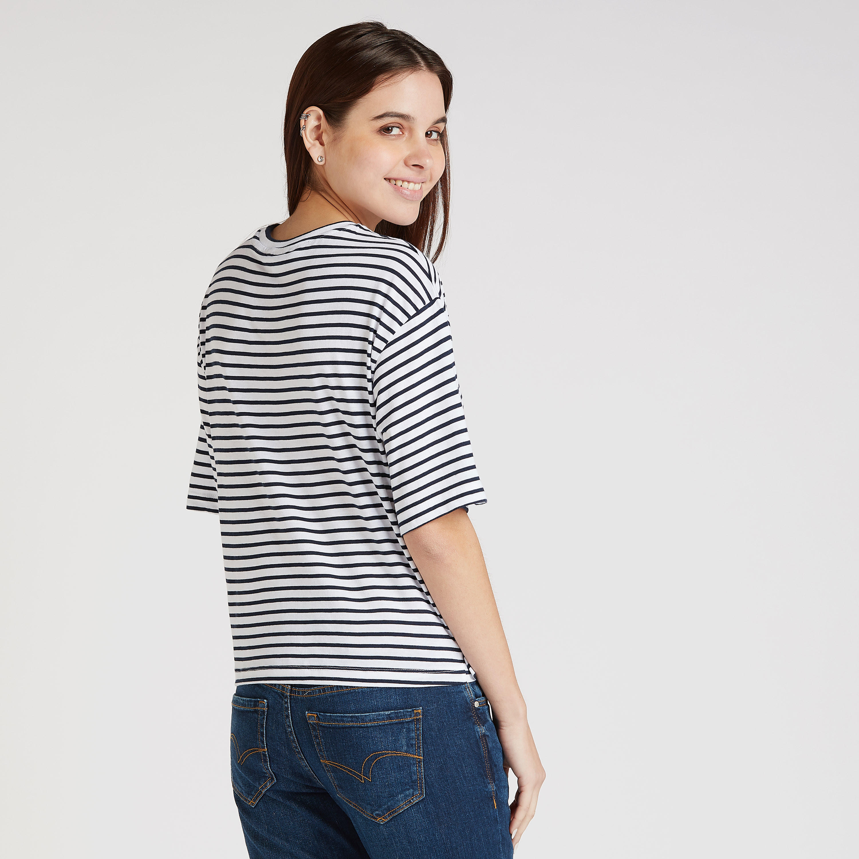تيشيرت بطبعات ماري وياقة ضيّقة وأكمام منسدلة-women-clothing-tshirts-image-4
