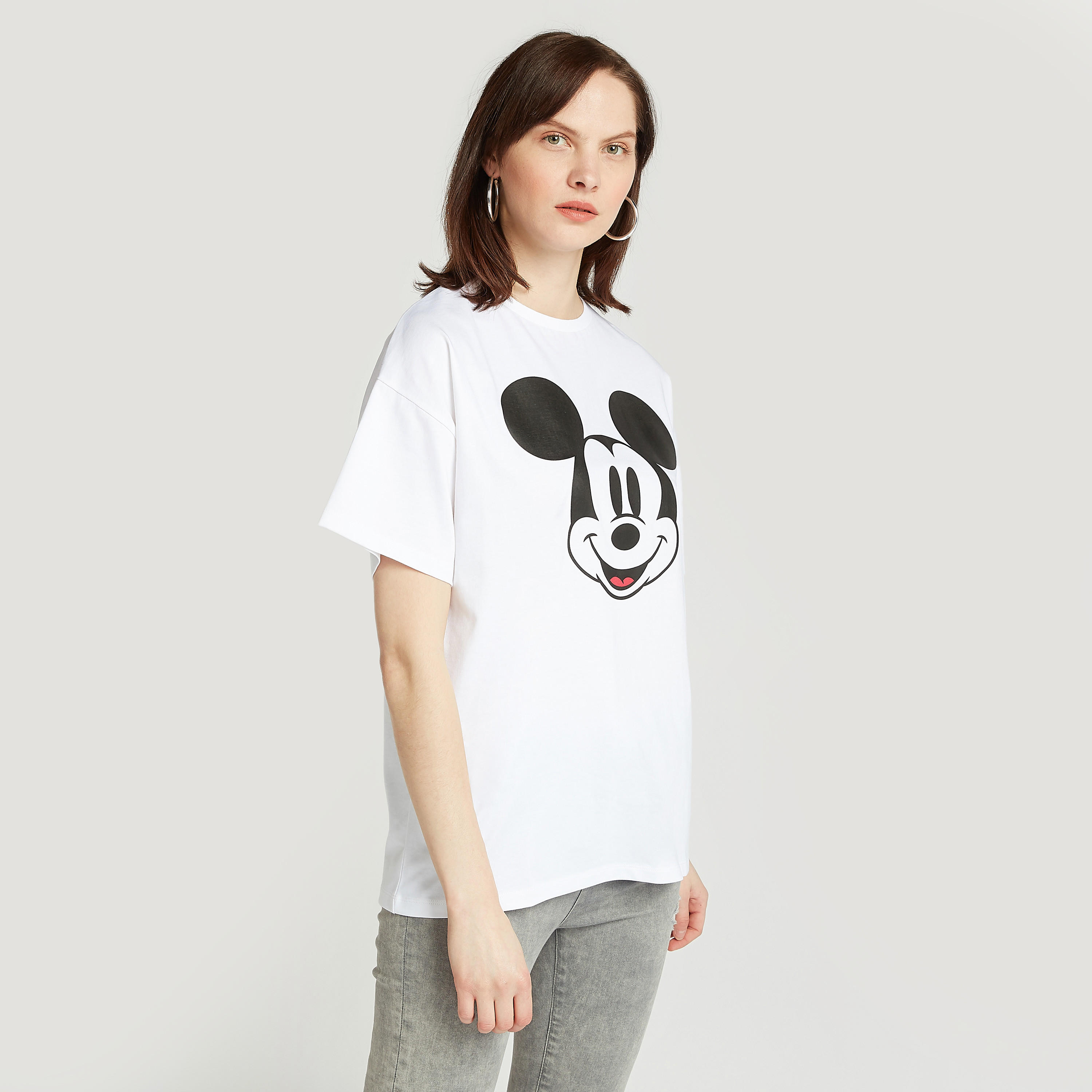 تيشيرت بياقة ضيّقة وأكتاف منسدلة وطبعات ميكي ماوس-women-clothing-tshirts-image-1