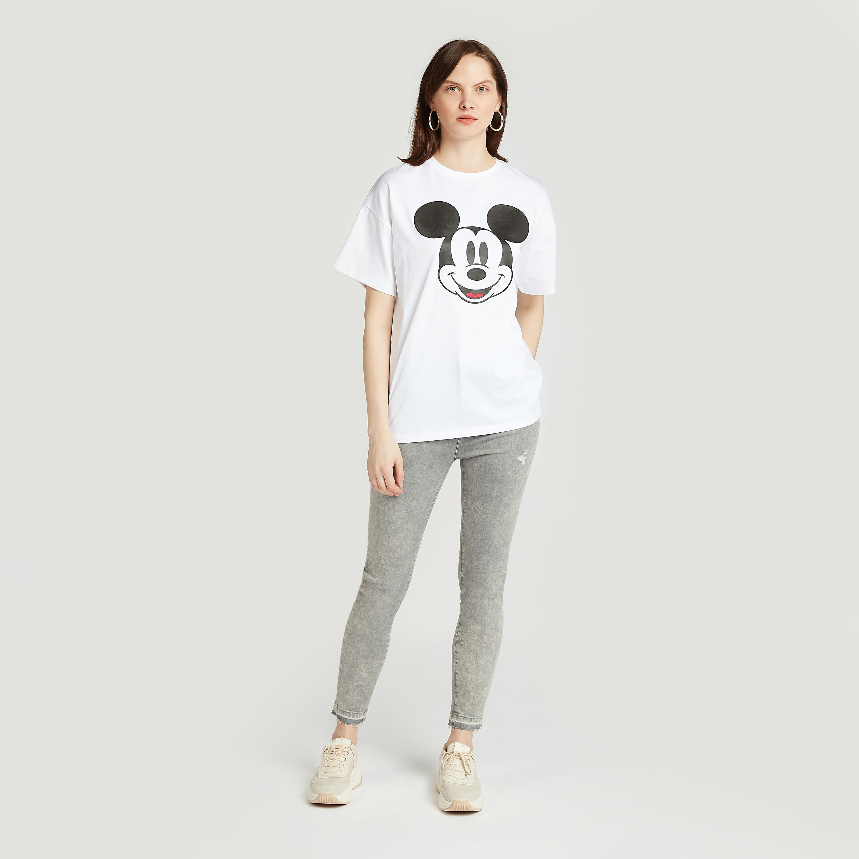 تيشيرت بياقة ضيّقة وأكتاف منسدلة وطبعات ميكي ماوس-women-clothing-tshirts-image-2
