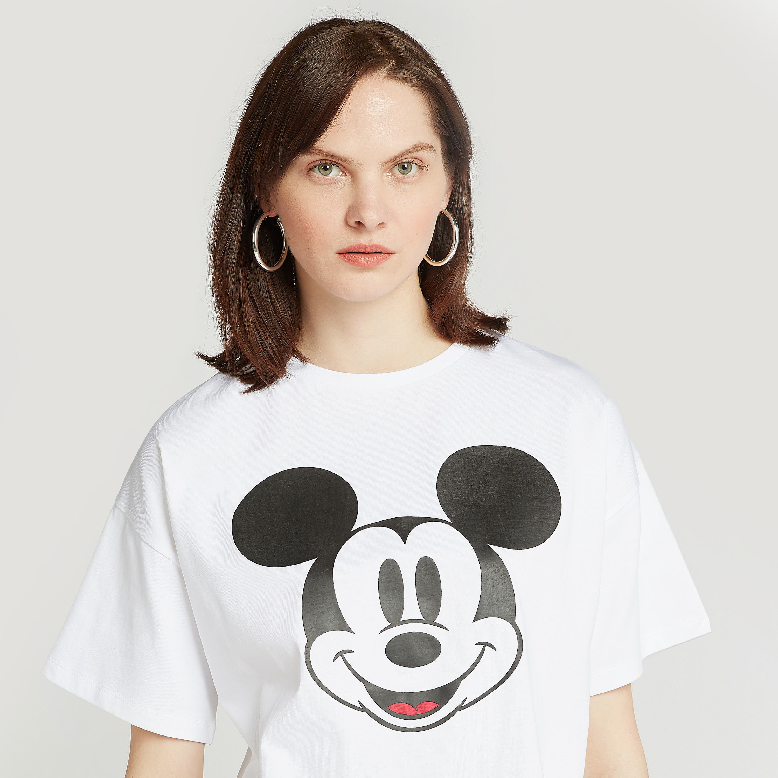 تيشيرت بياقة ضيّقة وأكتاف منسدلة وطبعات ميكي ماوس-women-clothing-tshirts-image-3