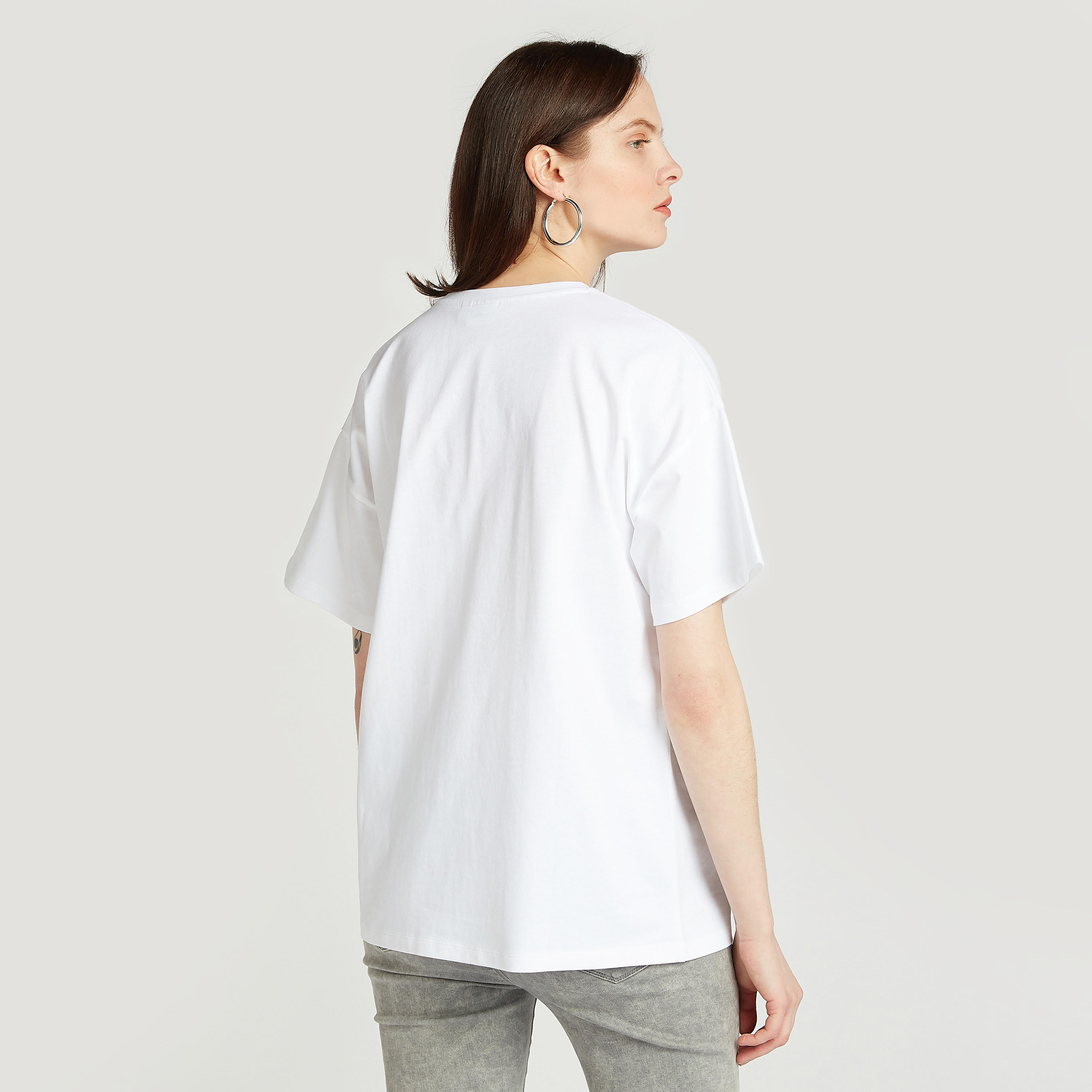 تيشيرت بياقة ضيّقة وأكتاف منسدلة وطبعات ميكي ماوس-women-clothing-tshirts-image-4