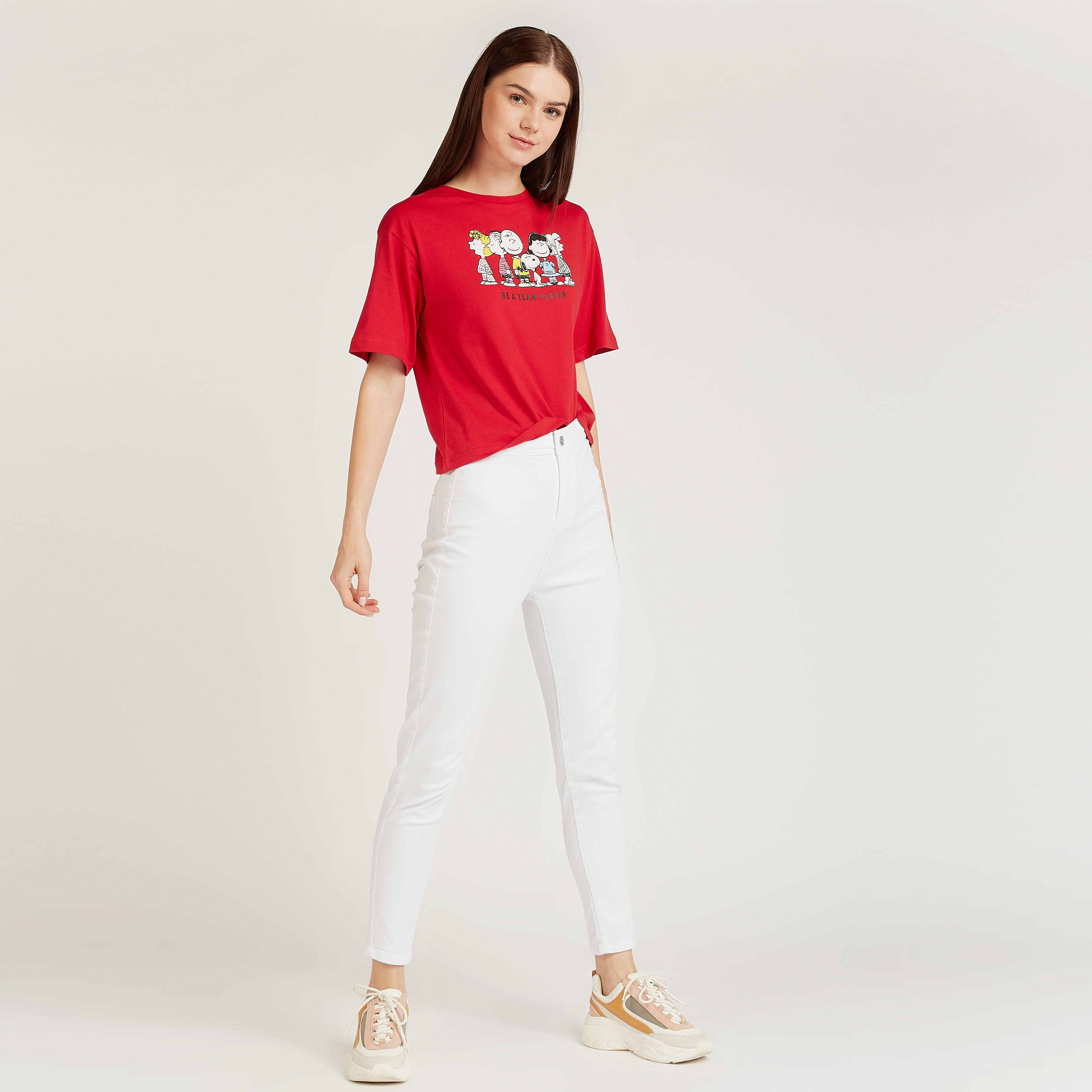تيشيرت بياقة ضيقة وأكمام قصيرة وطبعات سنوبي-women-clothing-tshirts-image-4
