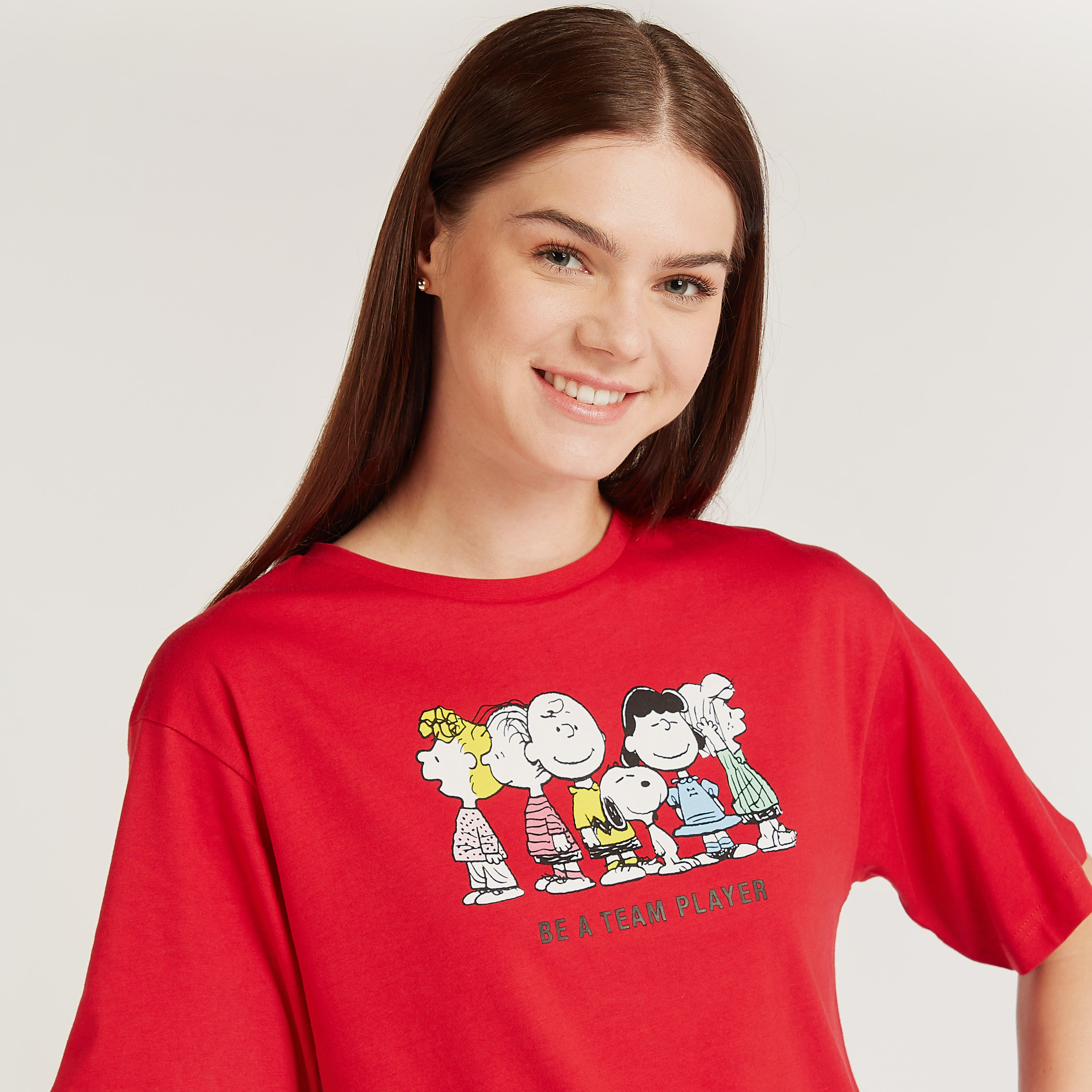 تيشيرت بياقة ضيقة وأكمام قصيرة وطبعات سنوبي-women-clothing-tshirts-image-3
