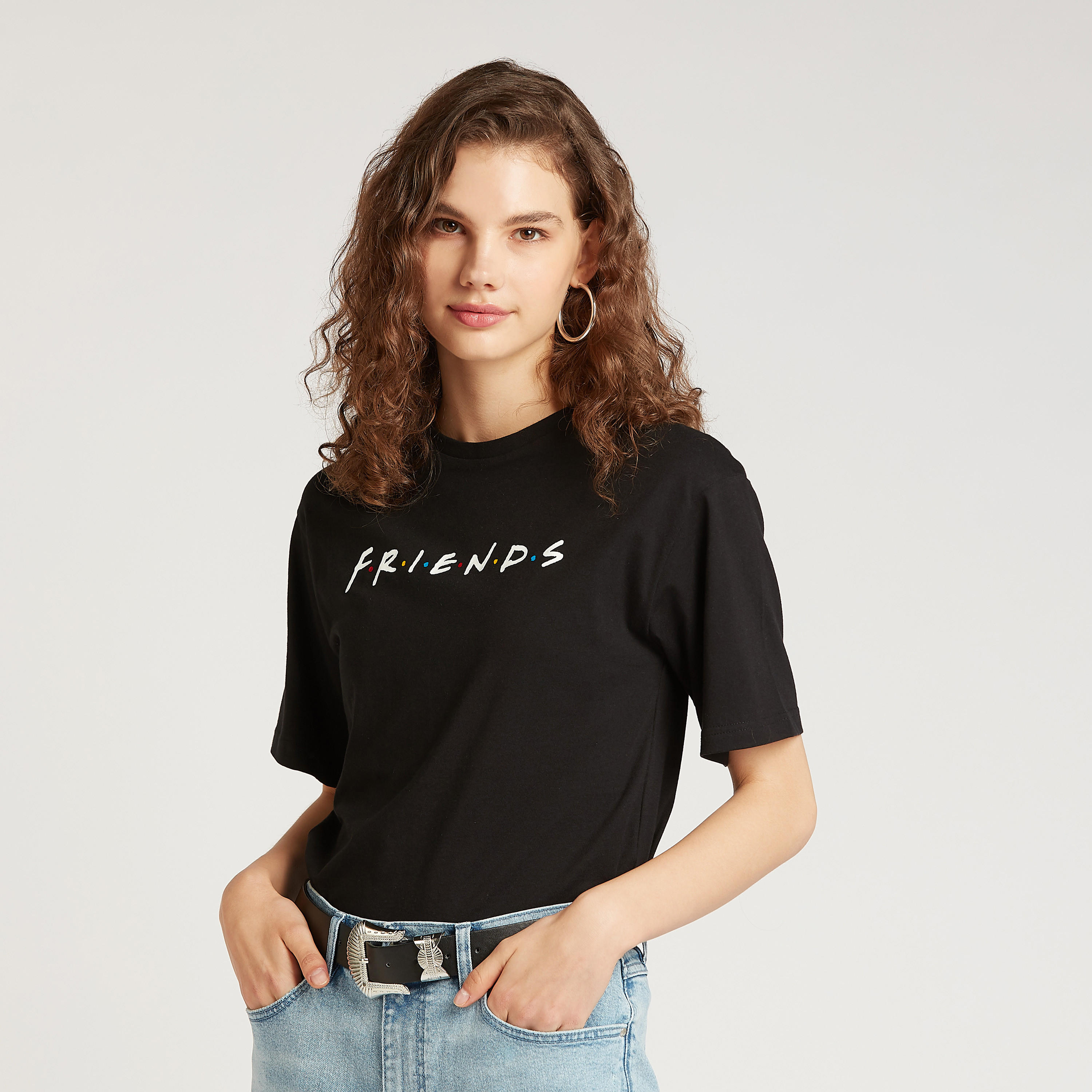 تيشيرت بياقة مستديرة وأكمام قصيرة وطبعات فريندز-women-clothing-tshirts-image-1