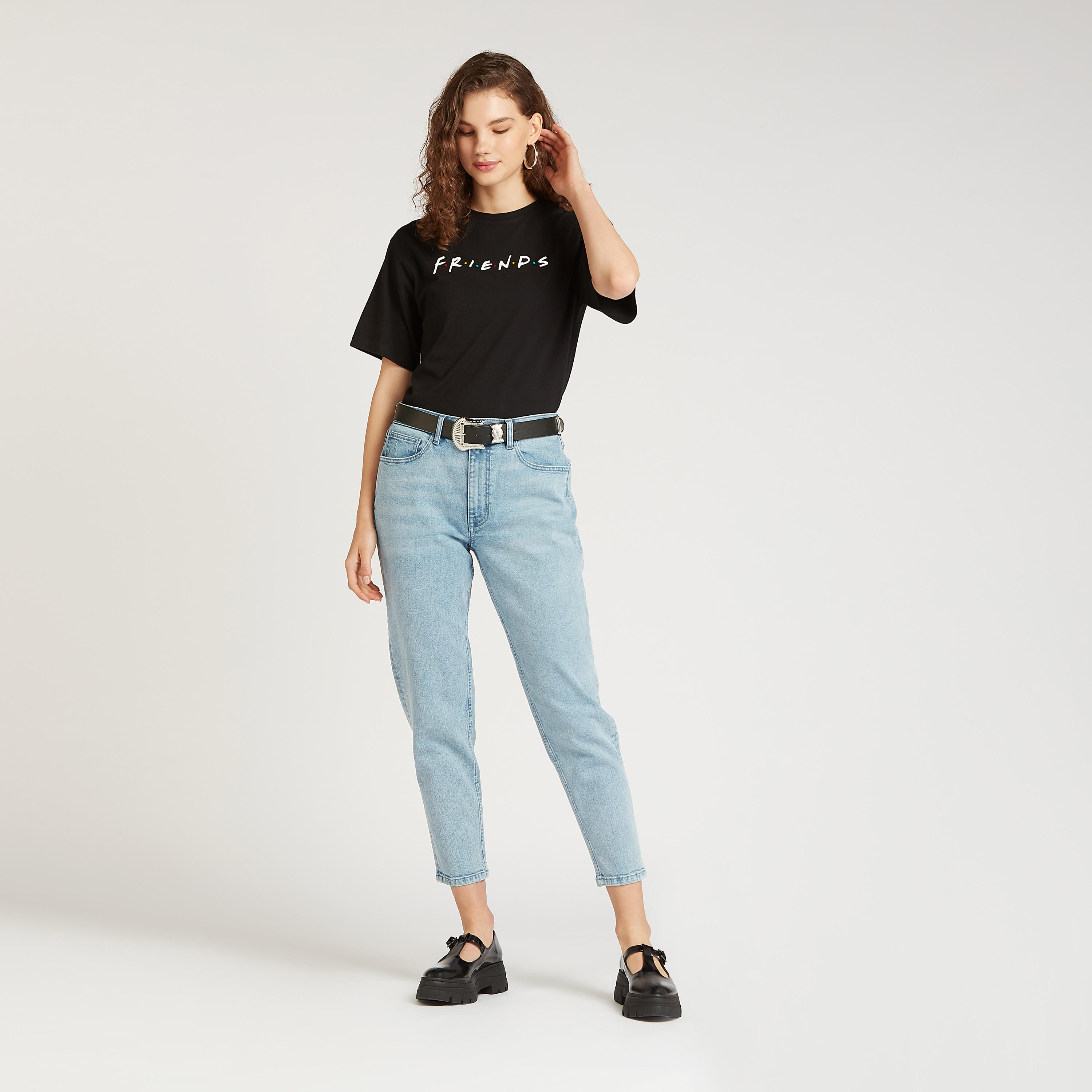 تيشيرت بياقة مستديرة وأكمام قصيرة وطبعات فريندز-women-clothing-tshirts-image-2