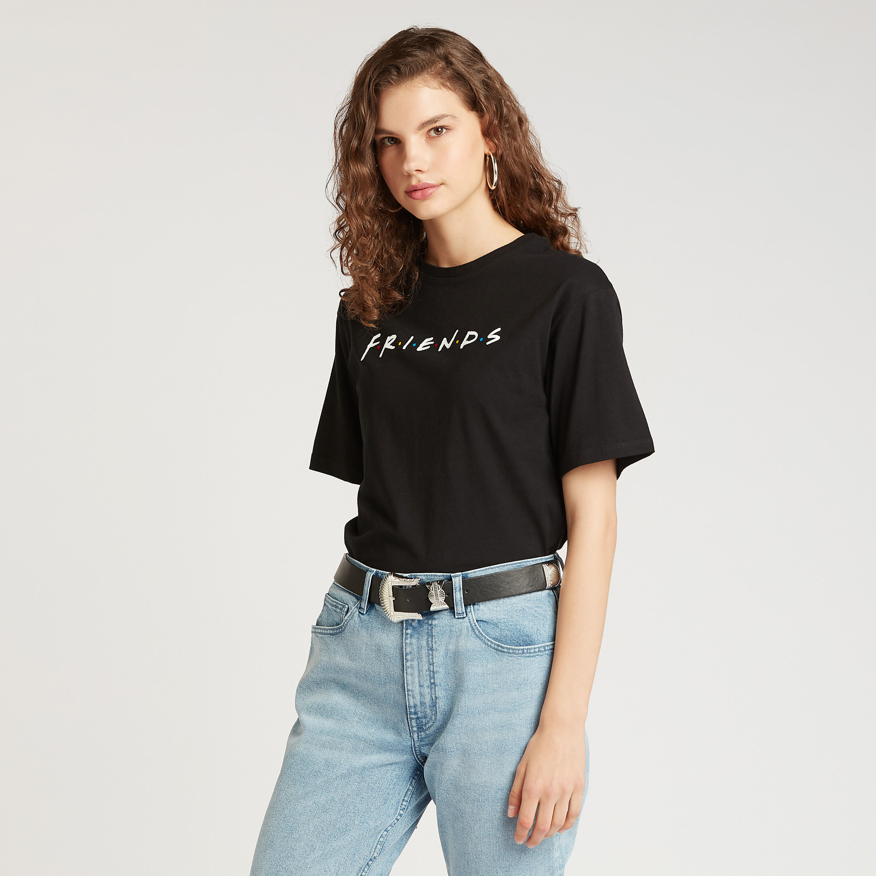 تيشيرت بياقة مستديرة وأكمام قصيرة وطبعات فريندز-women-clothing-tshirts-image-3