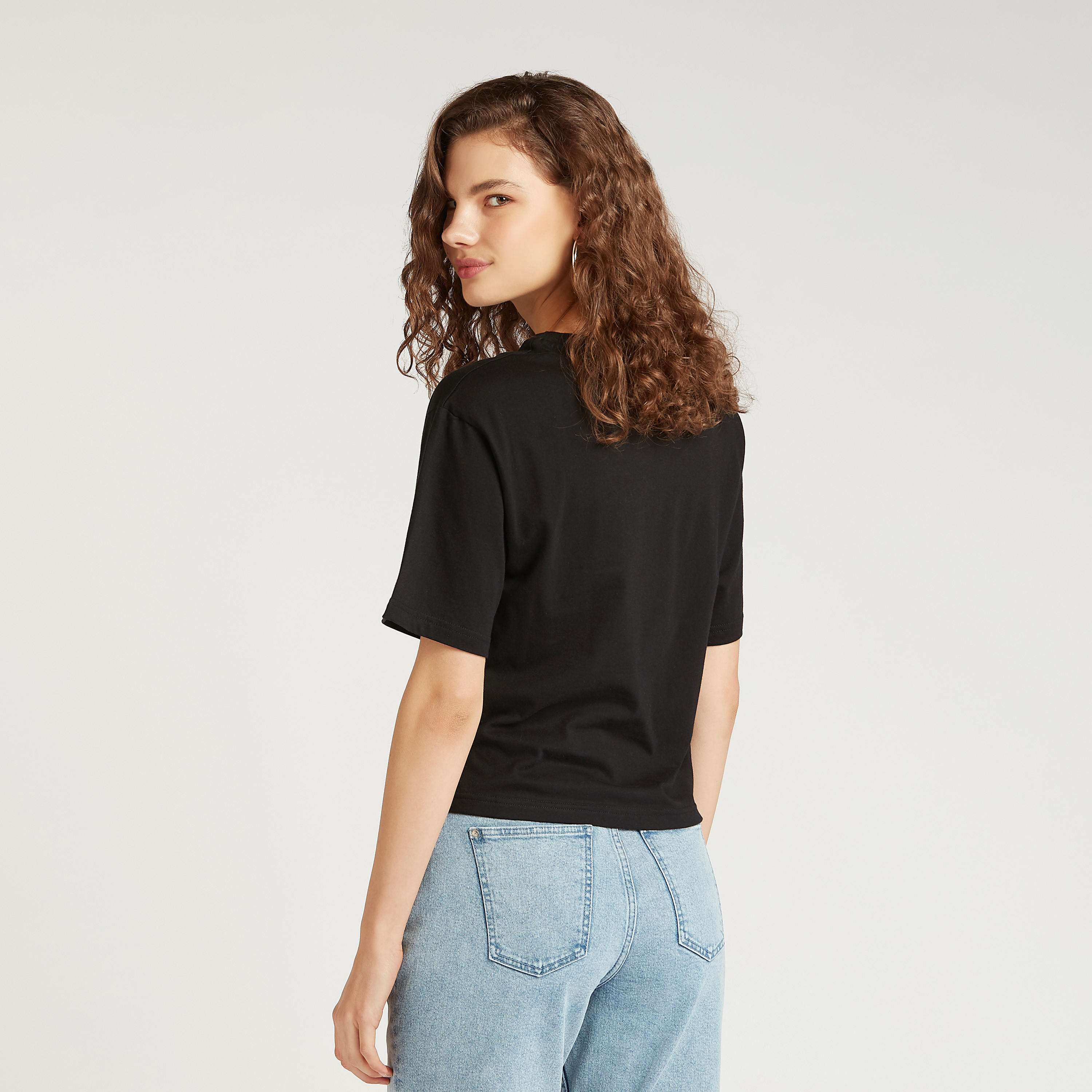 تيشيرت بياقة مستديرة وأكمام قصيرة وطبعات فريندز-women-clothing-tshirts-image-4
