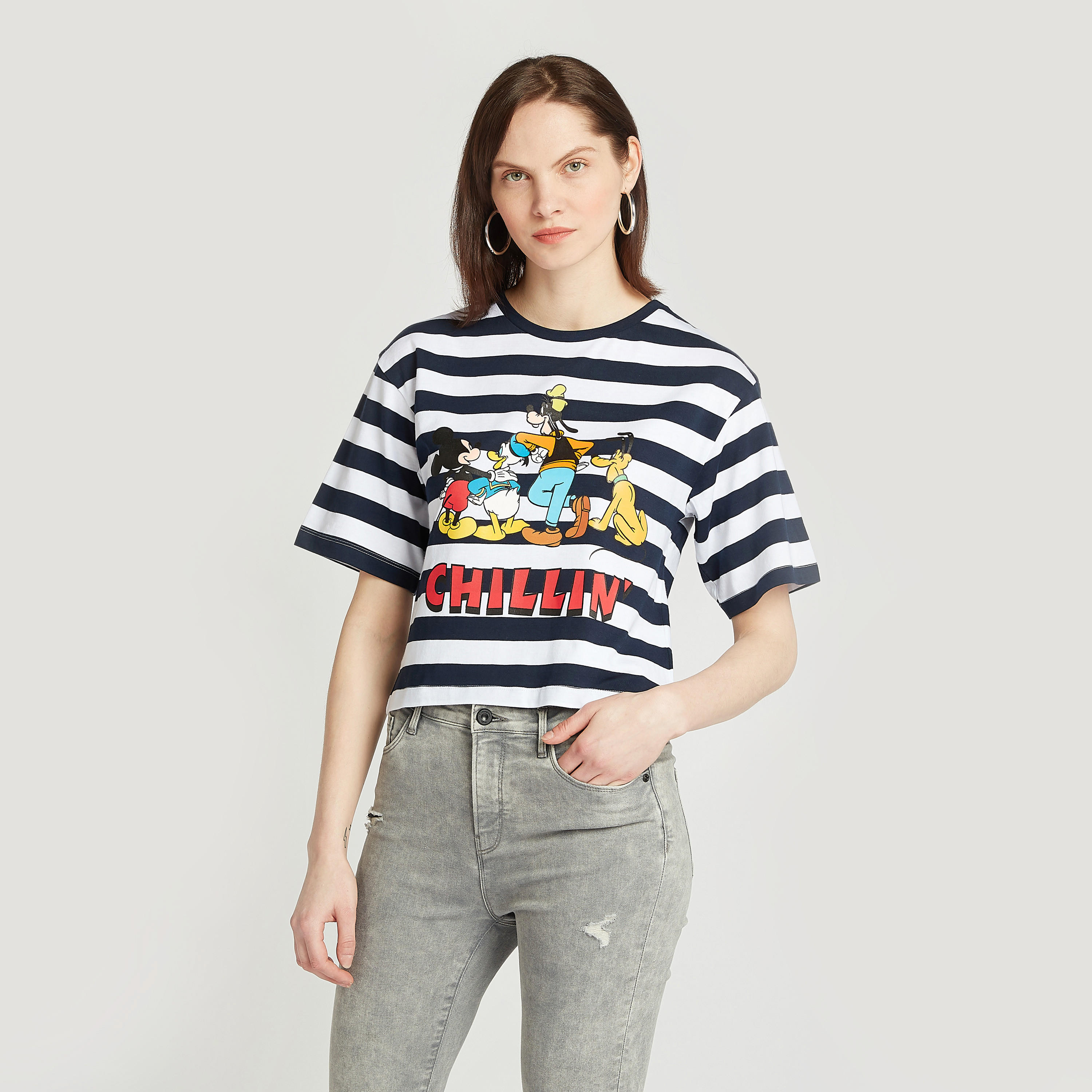 تيشيرت بياقة ضيّقة وأكمام قصيرة وطبعات ميكي أند ذي فريندس-women-clothing-tshirts-image-1