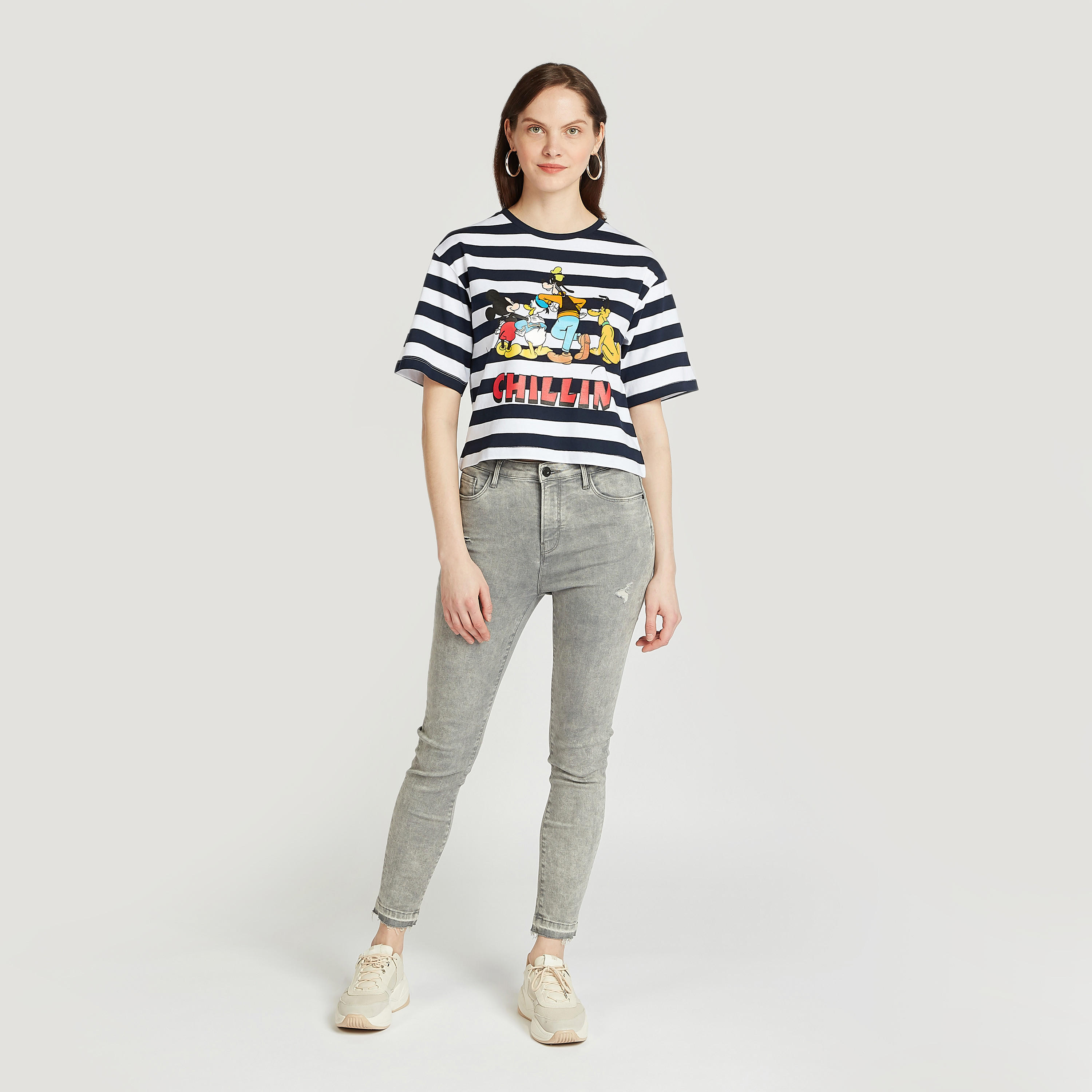 تيشيرت بياقة ضيّقة وأكمام قصيرة وطبعات ميكي أند ذي فريندس-women-clothing-tshirts-image-2