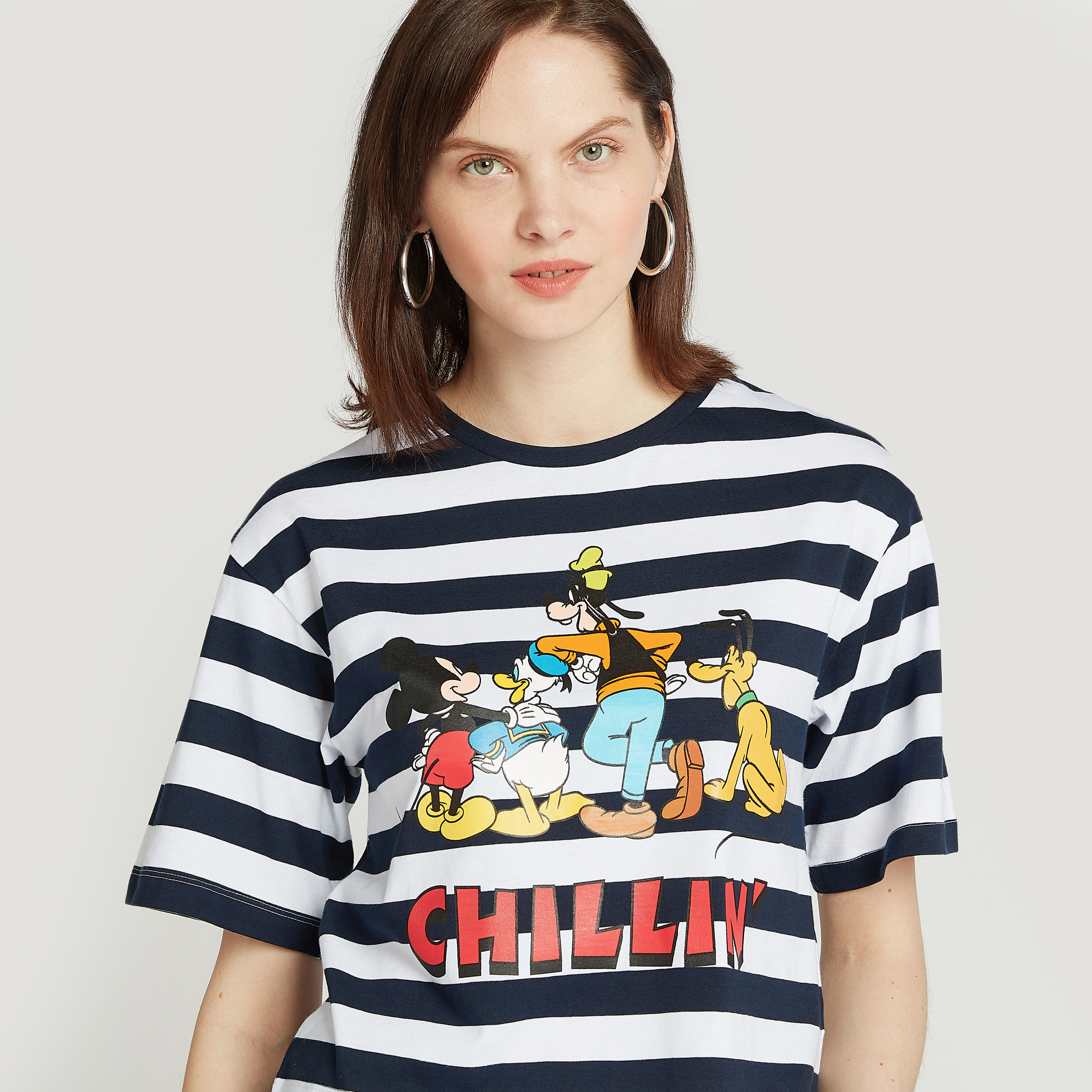 تيشيرت بياقة ضيّقة وأكمام قصيرة وطبعات ميكي أند ذي فريندس-women-clothing-tshirts-image-3