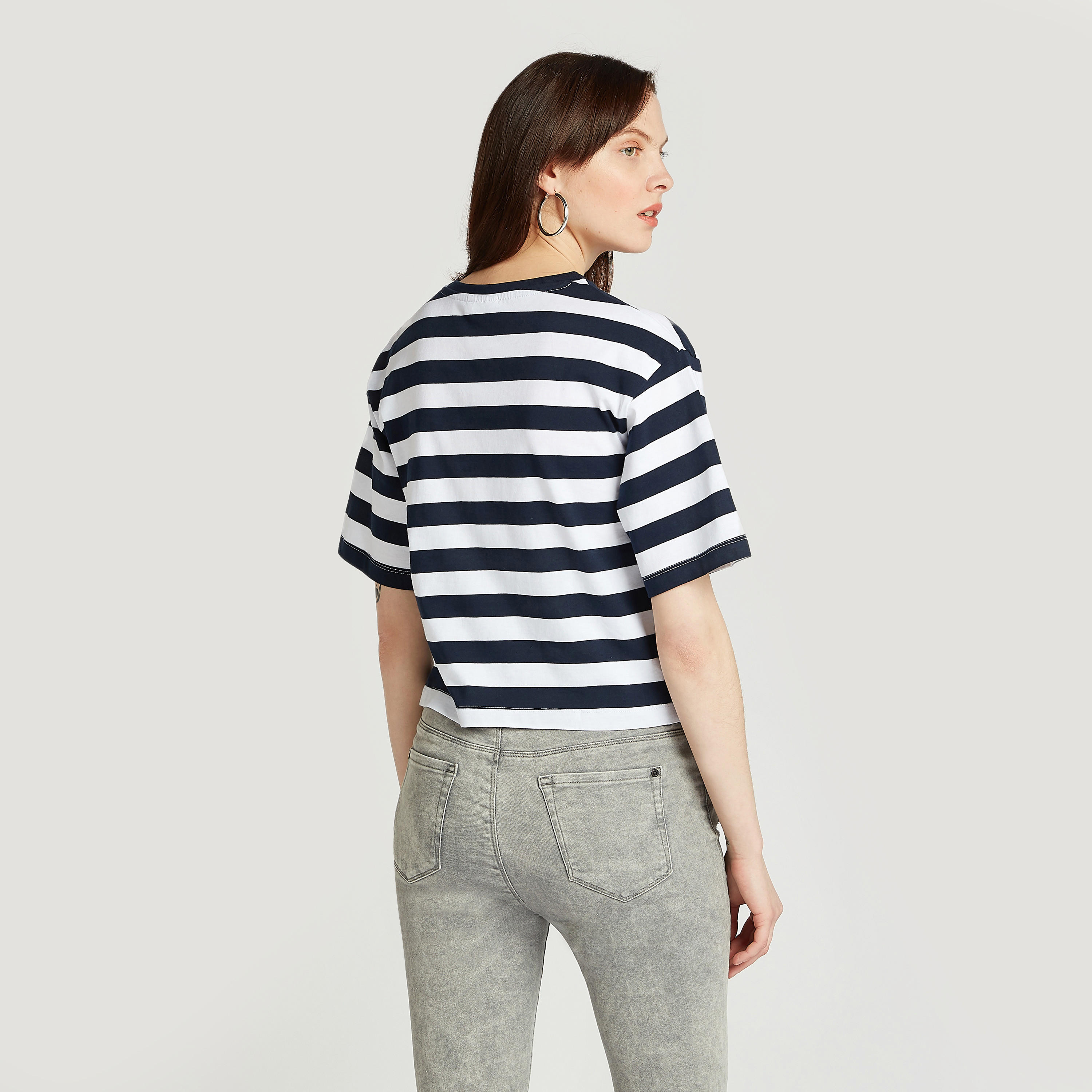 تيشيرت بياقة ضيّقة وأكمام قصيرة وطبعات ميكي أند ذي فريندس-women-clothing-tshirts-image-4