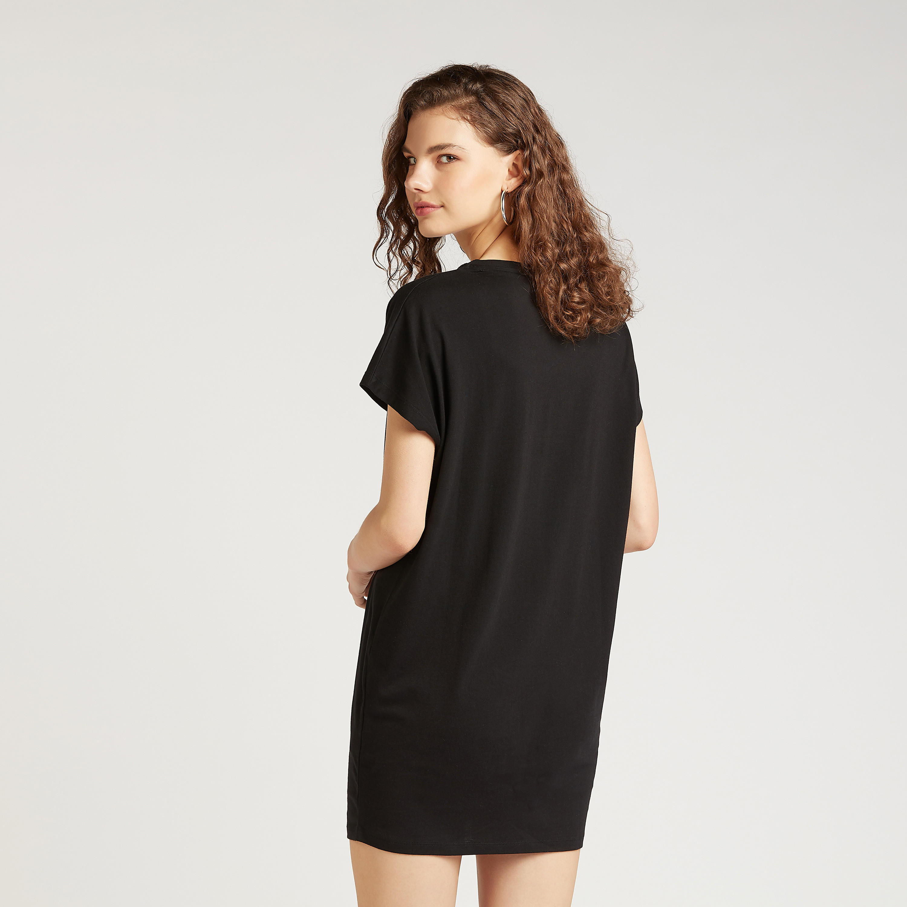 فستان قصير بياقة مستديرة وأكمام قصيرة وتزيينات ميني ماوس-women-clothing-dresses-image-4