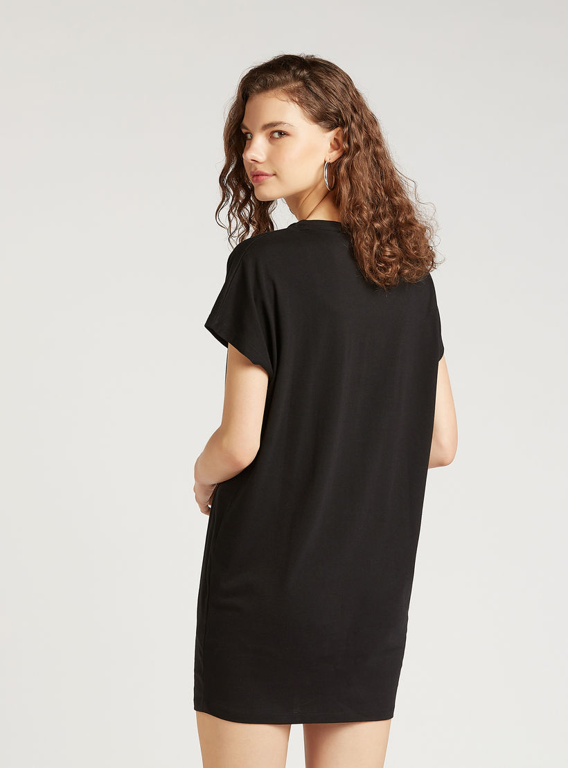 فستان قصير بياقة مستديرة وأكمام قصيرة وتزيينات ميني ماوس-women-clothing-dresses-image-4