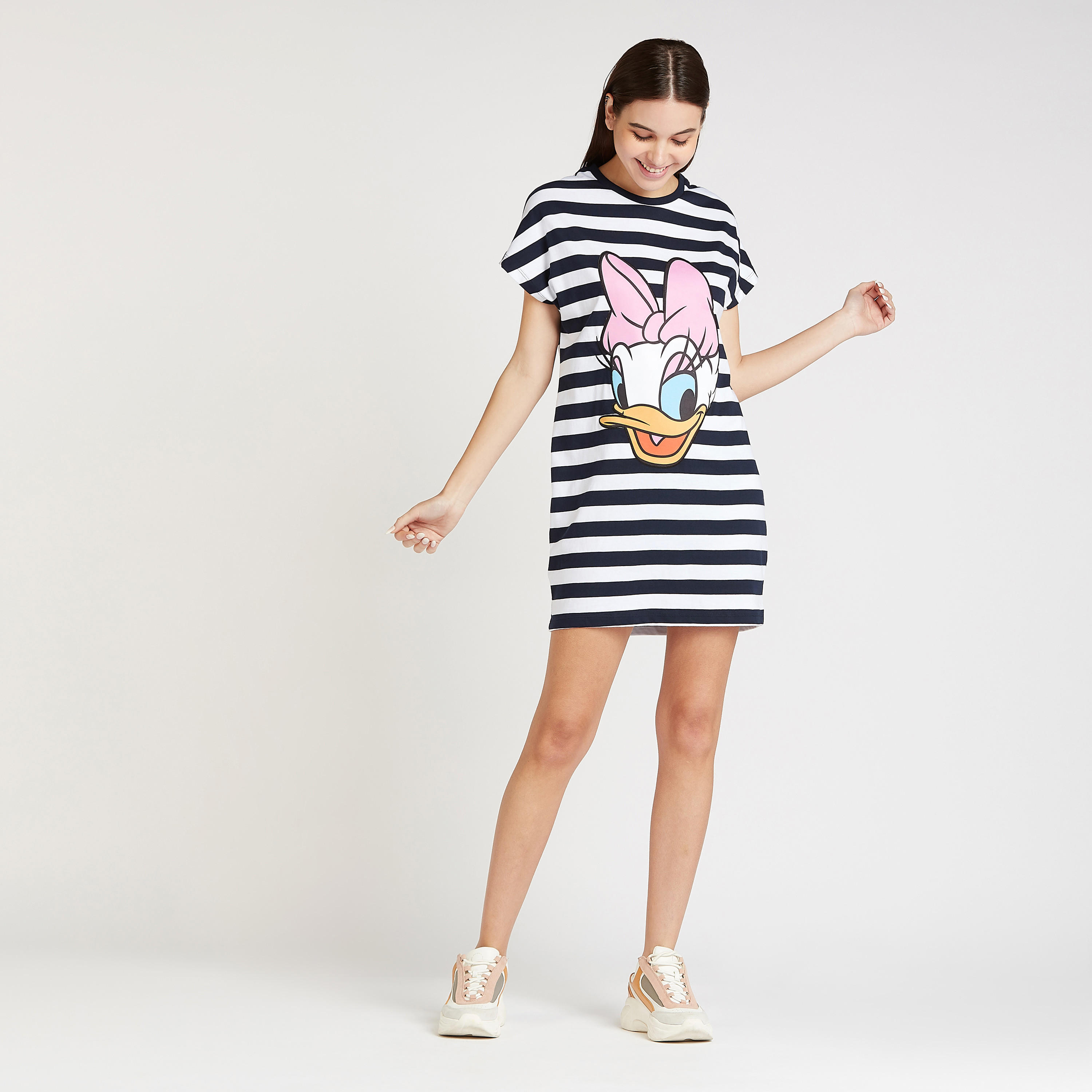 فستان واسع قصير بطبعات دايزي داك وياقة ضيّقة وأكمام متصّلة-women-clothing-dresses-image-2
