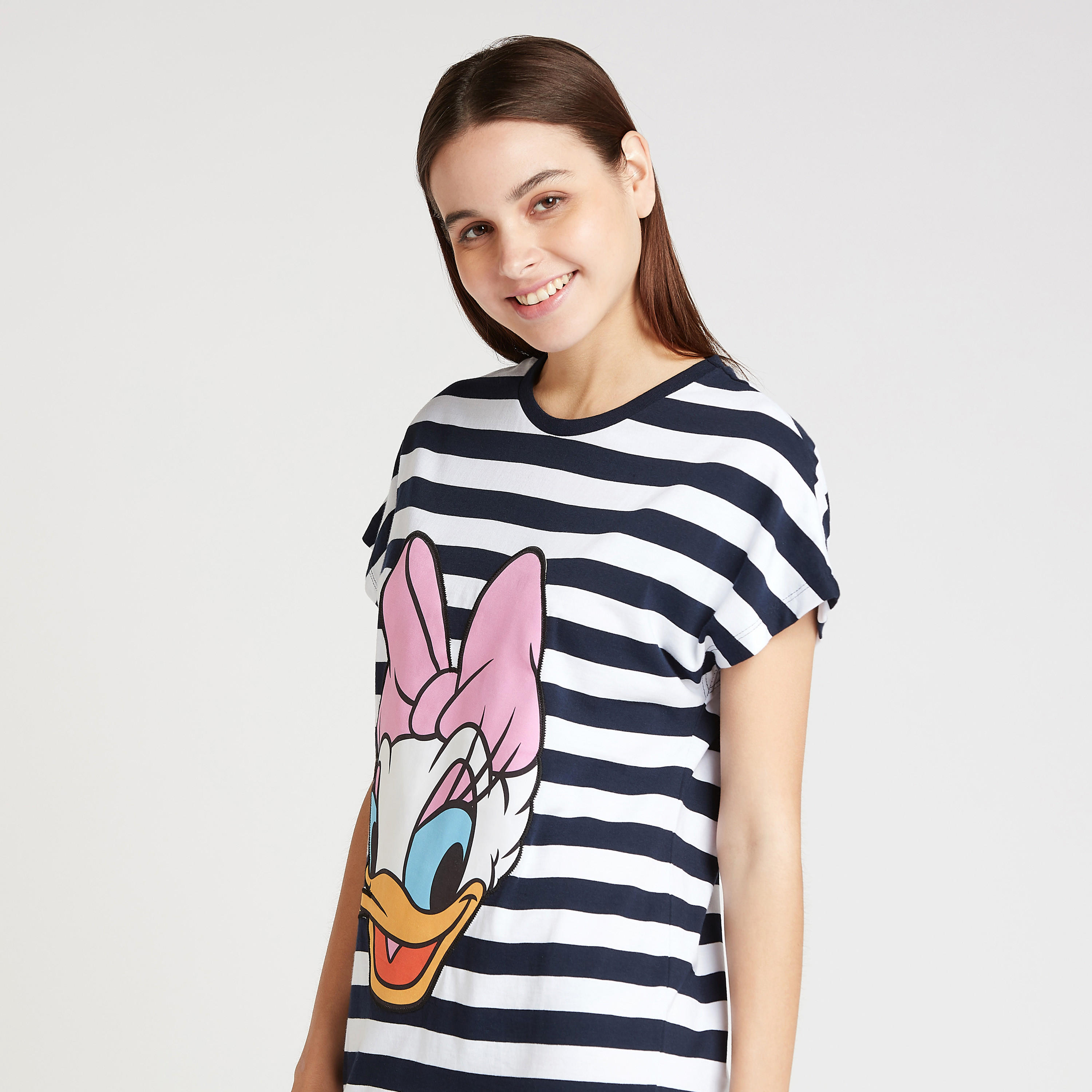 فستان واسع قصير بطبعات دايزي داك وياقة ضيّقة وأكمام متصّلة-women-clothing-dresses-image-3