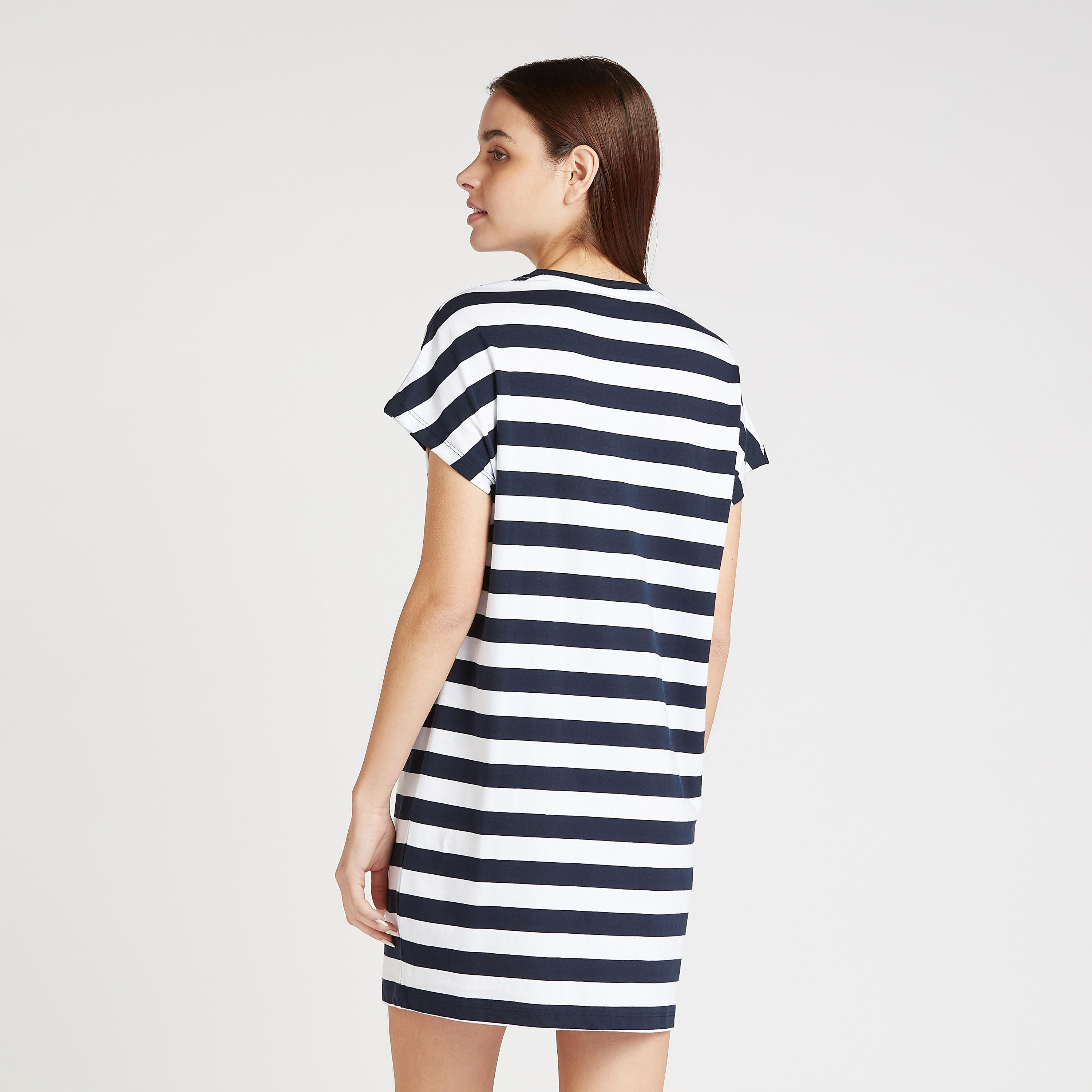 فستان واسع قصير بطبعات دايزي داك وياقة ضيّقة وأكمام متصّلة-women-clothing-dresses-image-4