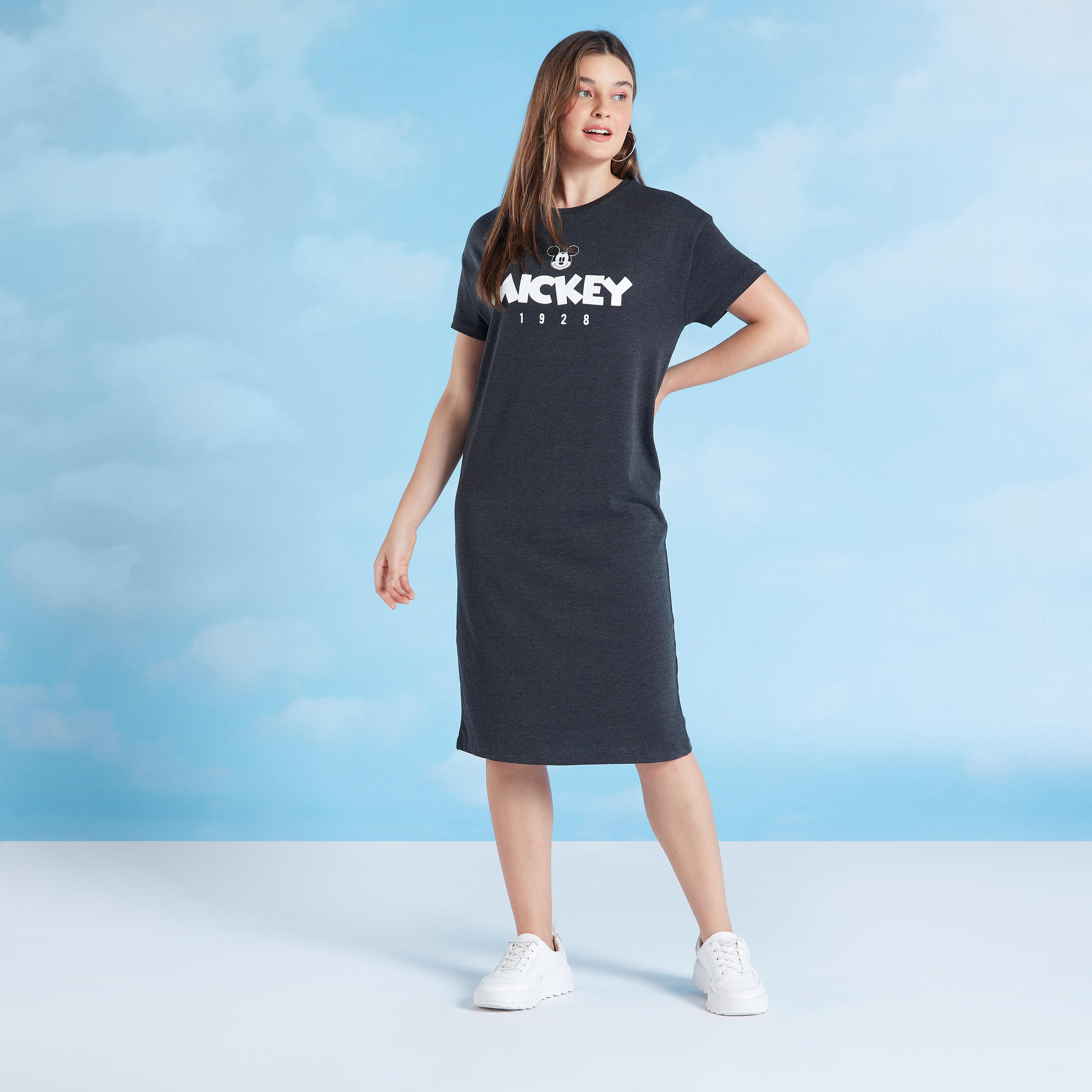 فستان واسع ميدي بطبعات ميني ماوس بياقة مستديرة وأكمام قصيرة-women-clothing-dresses-image-3