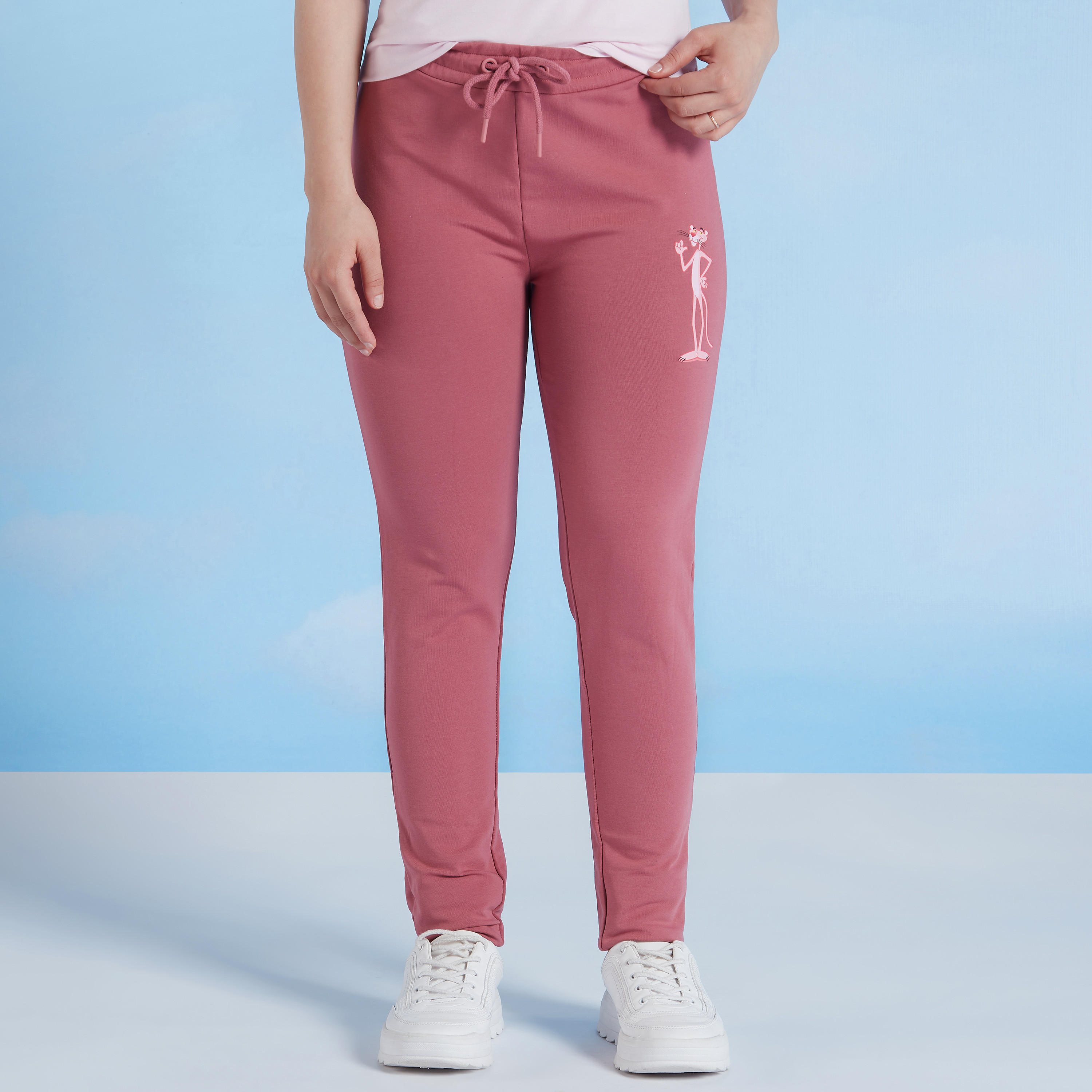 بنطلون رياضي بخصر مطّاطي وأربطة وطبعات بينك بانتر-women-clothing-bottoms-joggers-image-1