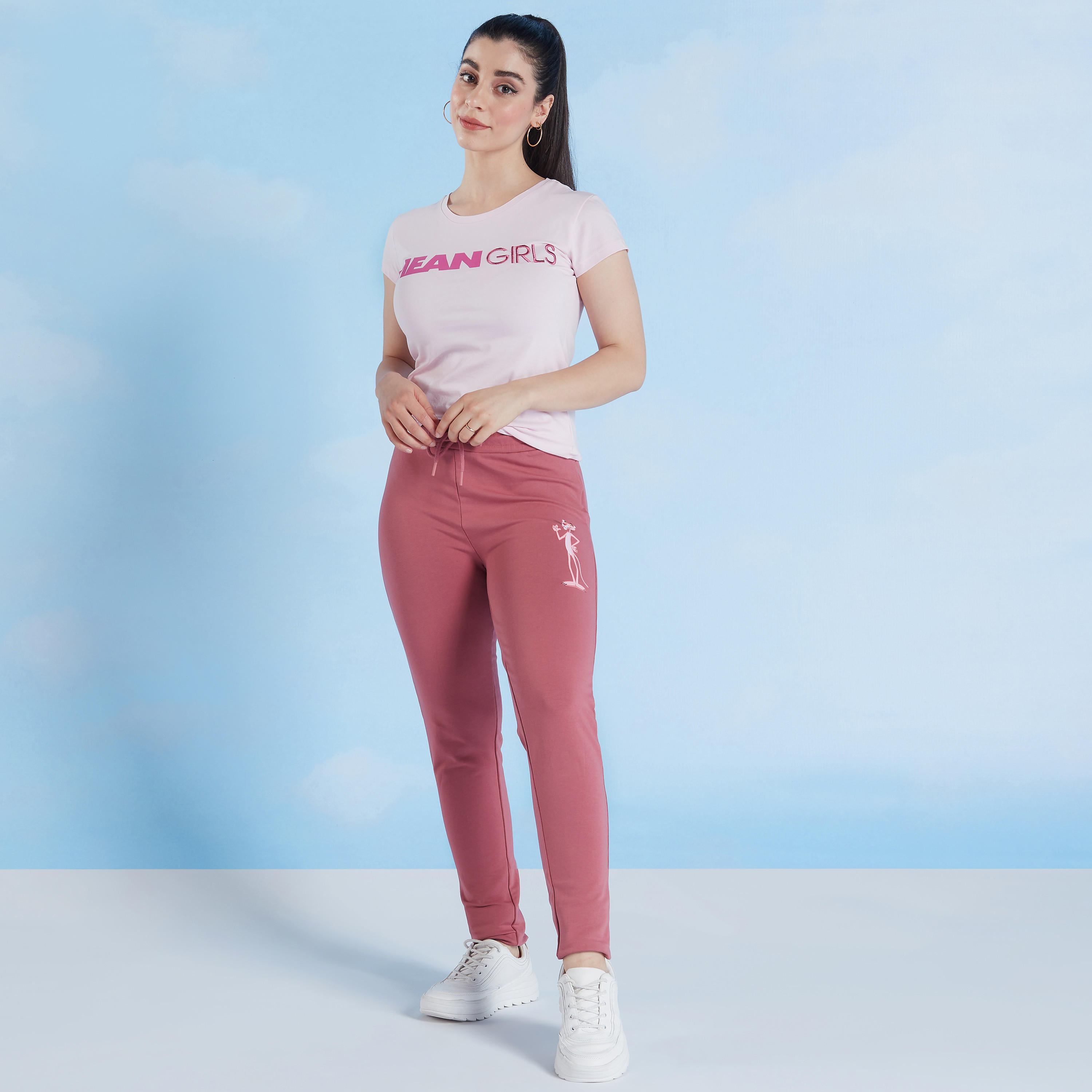 بنطلون رياضي بخصر مطّاطي وأربطة وطبعات بينك بانتر-women-clothing-bottoms-joggers-image-2