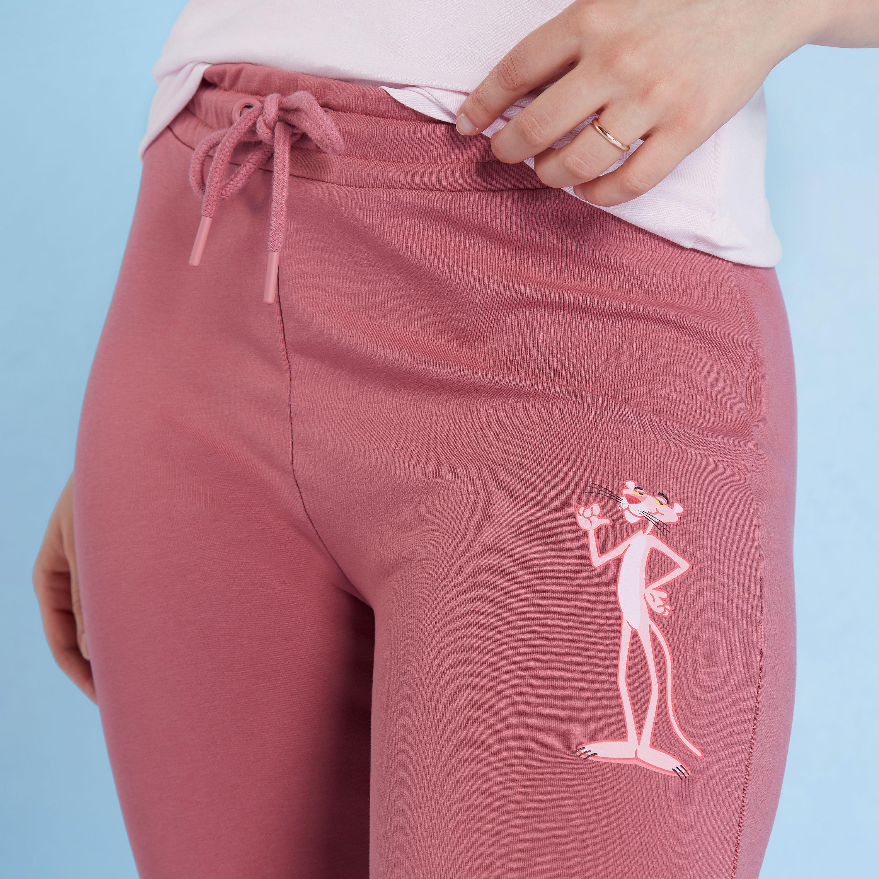 بنطلون رياضي بخصر مطّاطي وأربطة وطبعات بينك بانتر-women-clothing-bottoms-joggers-image-3