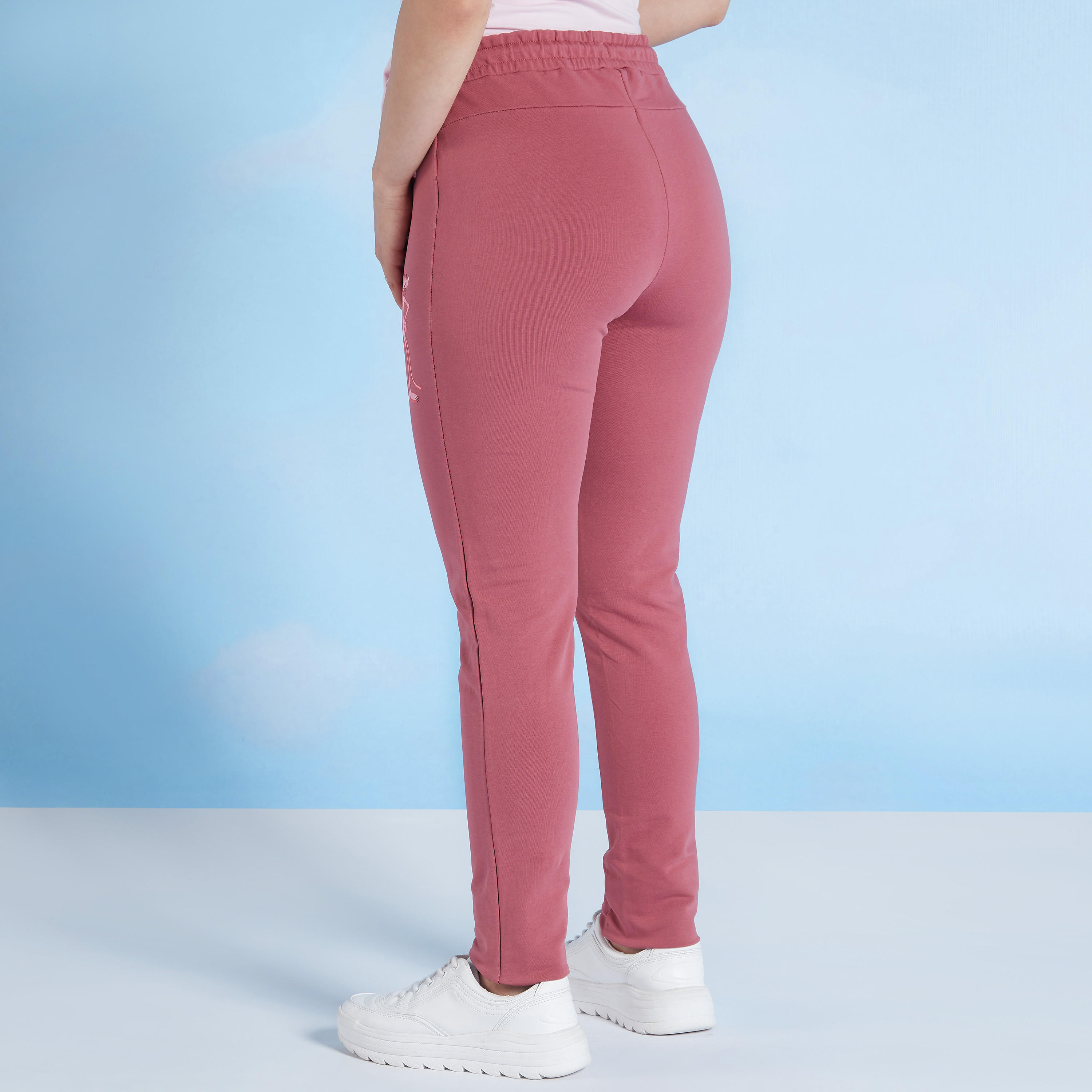 بنطلون رياضي بخصر مطّاطي وأربطة وطبعات بينك بانتر-women-clothing-bottoms-joggers-image-4