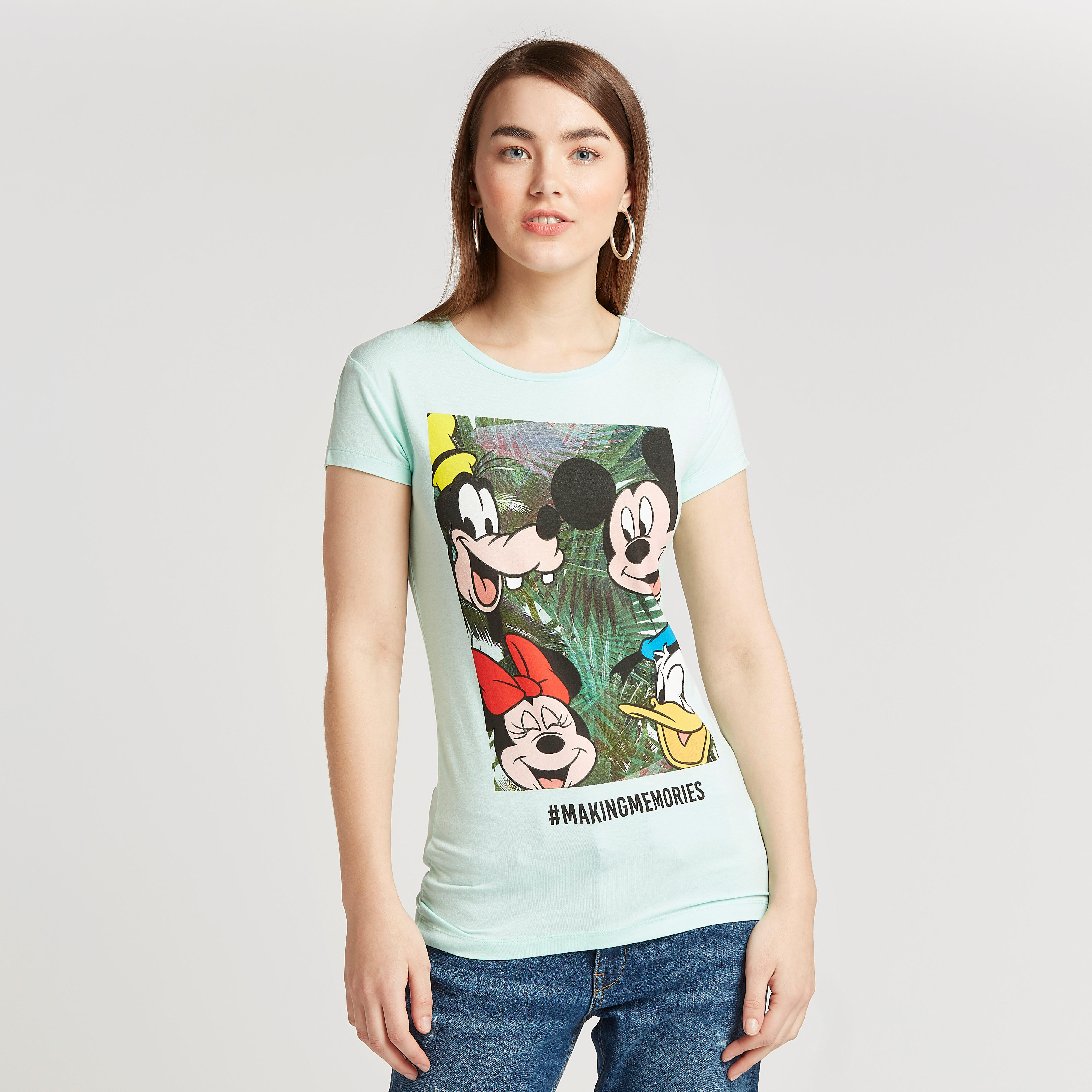 تيشيرت بياقة ضيّقة وأكمام قصيرة وطبعات ميكي أند ذي فريندس-women-clothing-tshirts-image-1