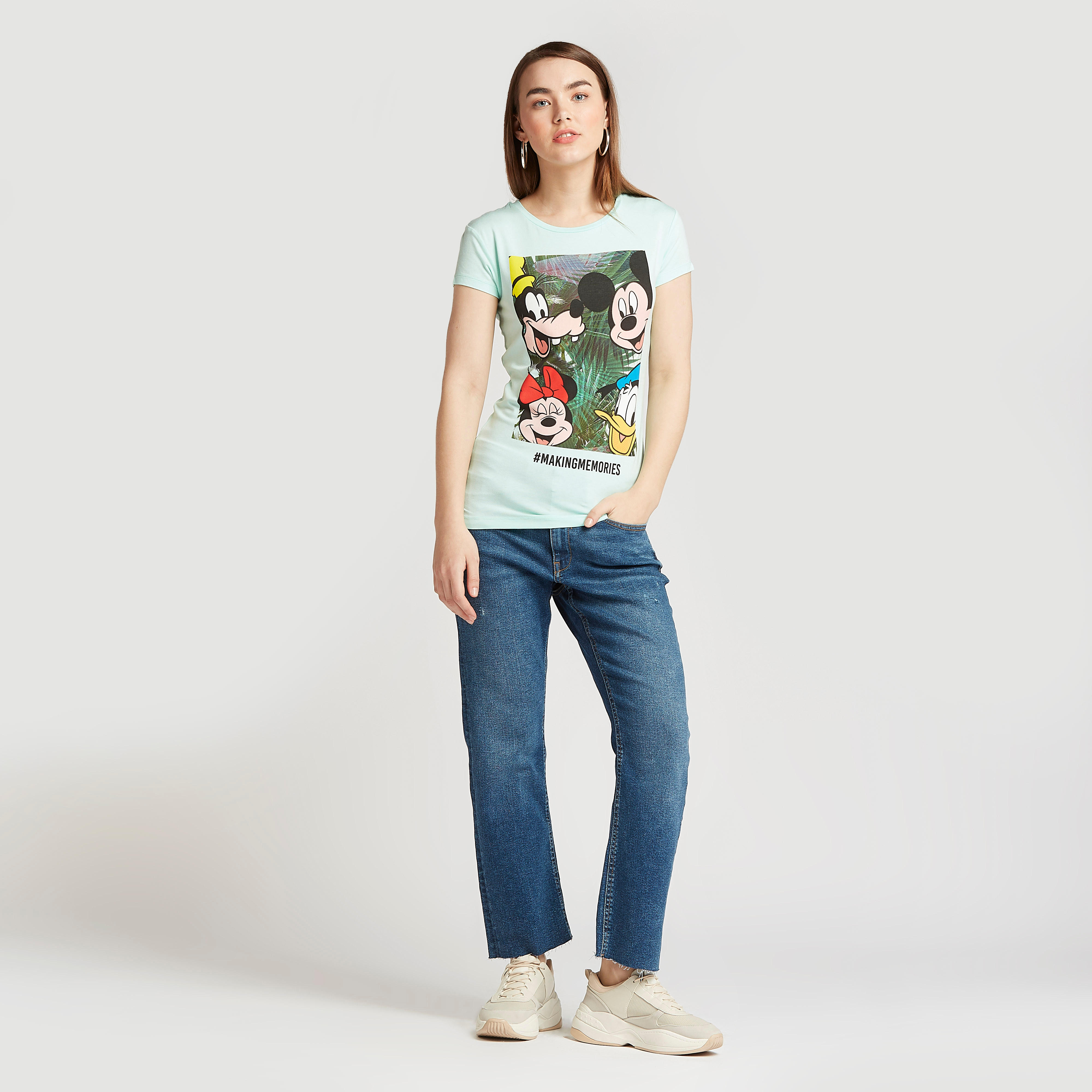 تيشيرت بياقة ضيّقة وأكمام قصيرة وطبعات ميكي أند ذي فريندس-women-clothing-tshirts-image-2