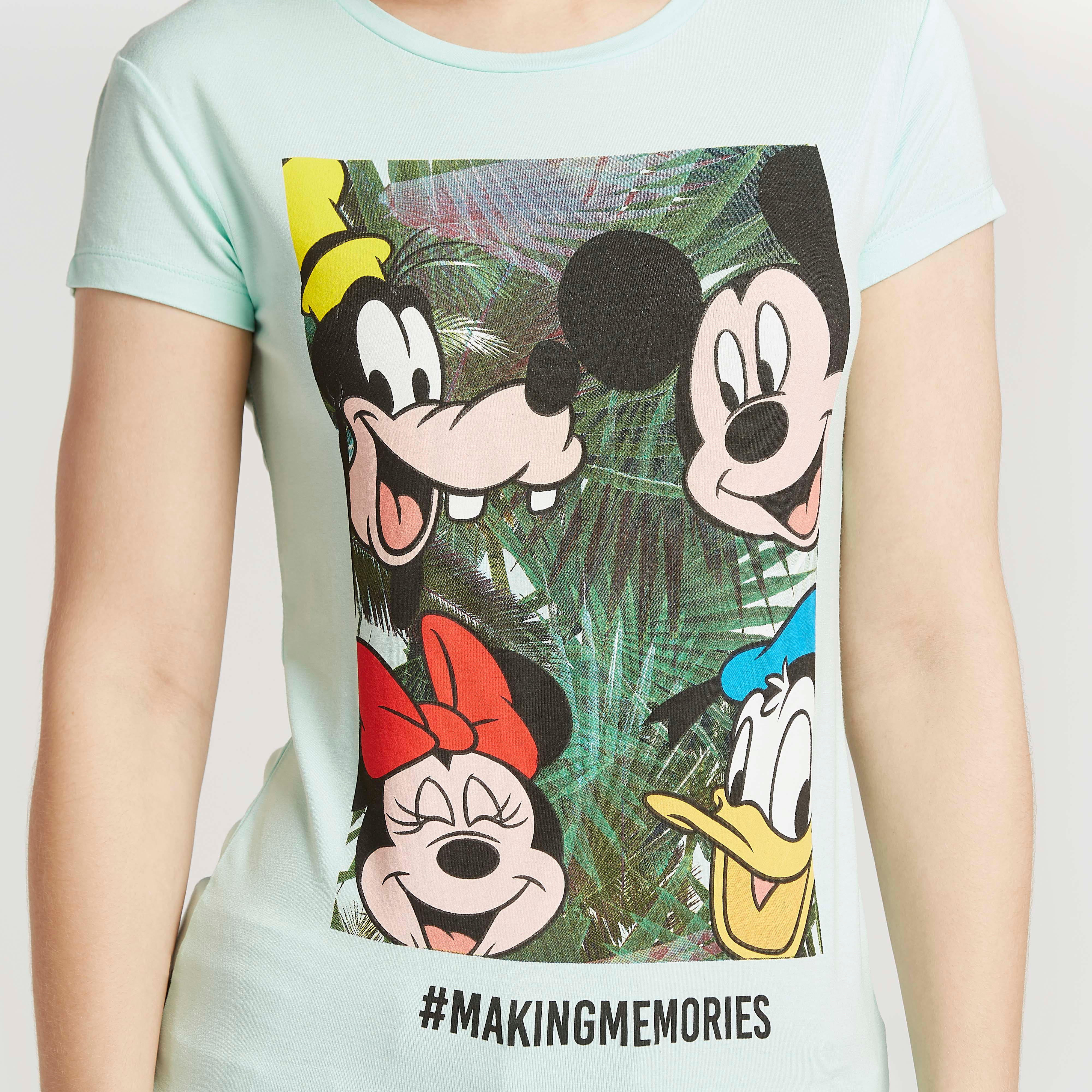 تيشيرت بياقة ضيّقة وأكمام قصيرة وطبعات ميكي أند ذي فريندس-women-clothing-tshirts-image-3