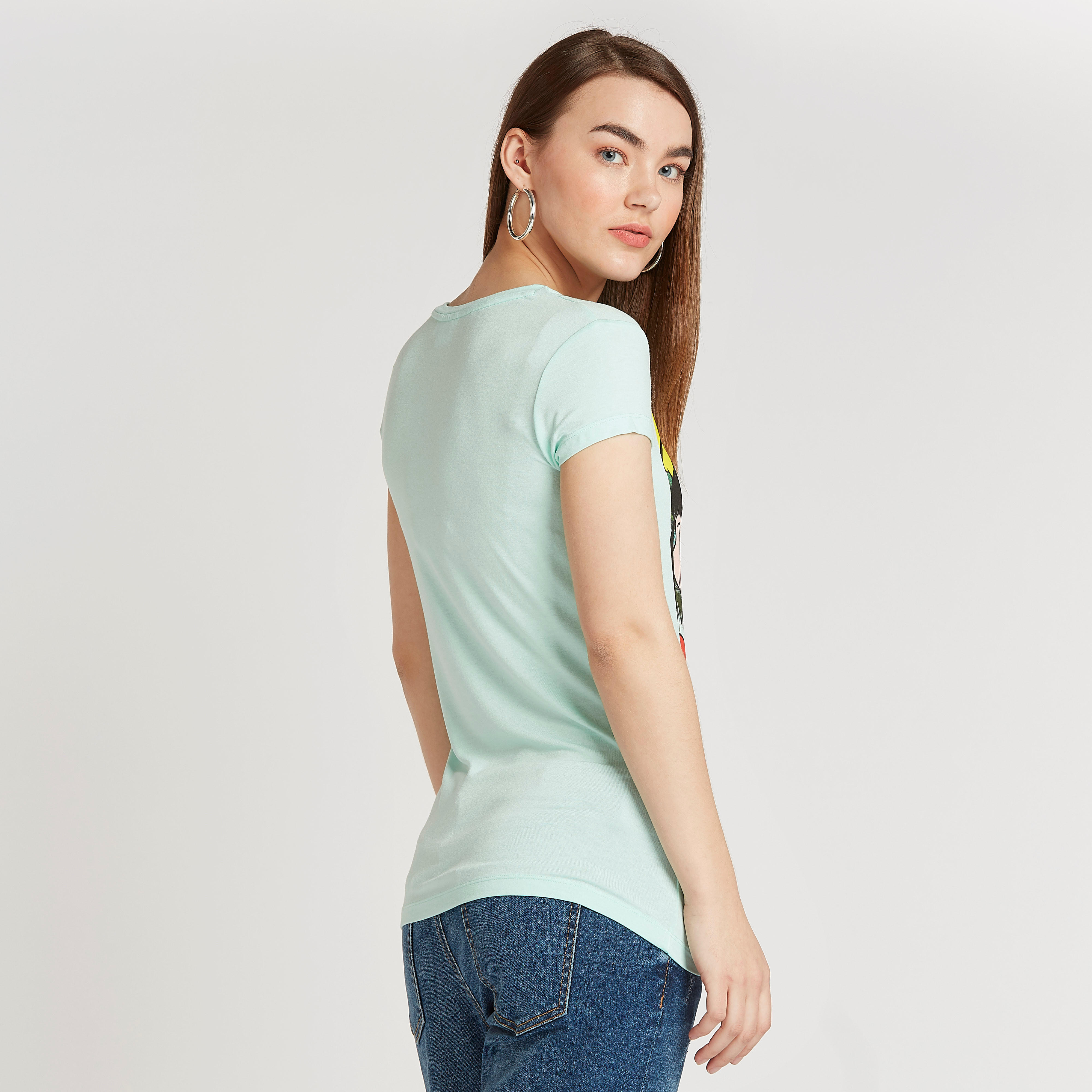 تيشيرت بياقة ضيّقة وأكمام قصيرة وطبعات ميكي أند ذي فريندس-women-clothing-tshirts-image-4
