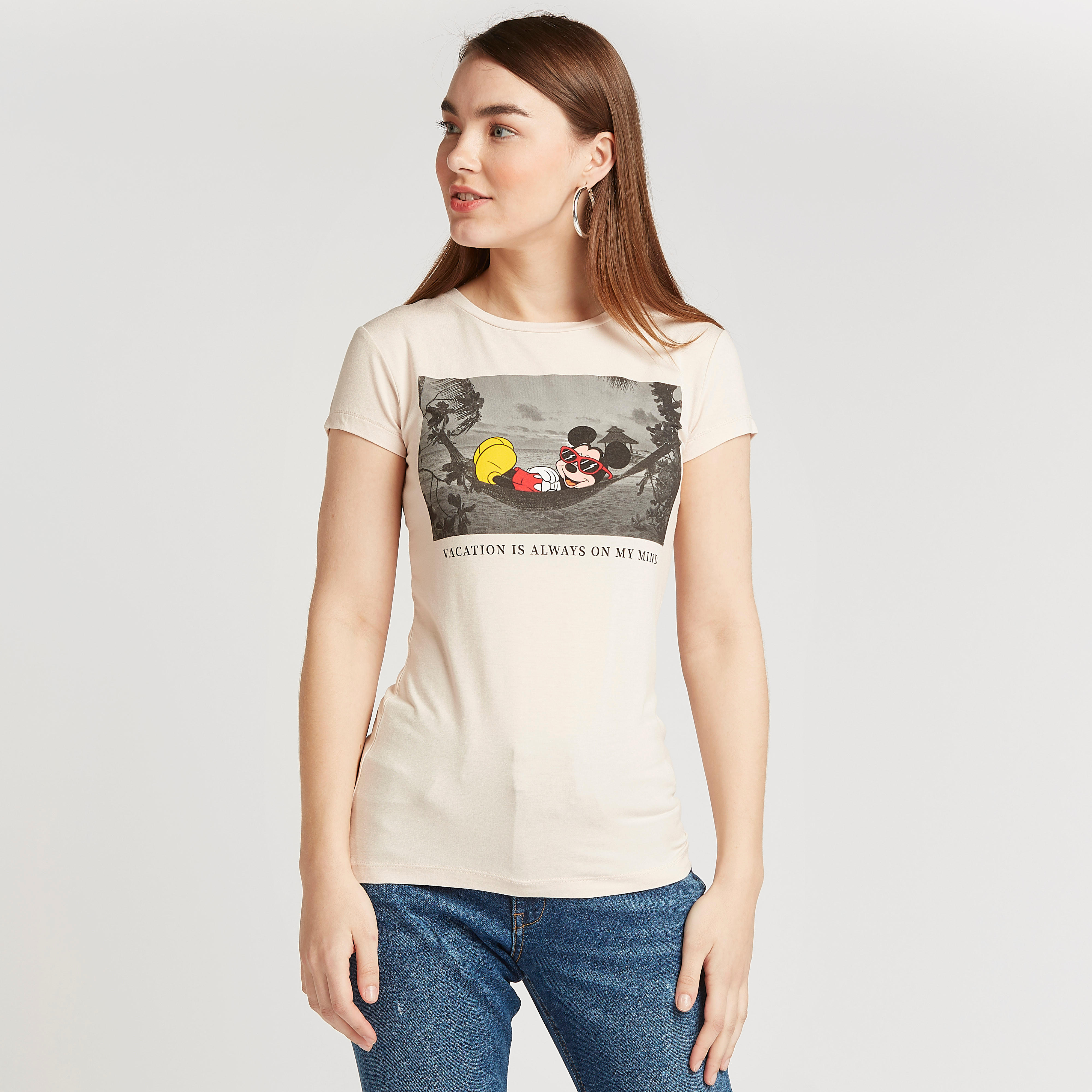 تيشيرت بياقة ضيّقة وأكمام قصيرة وطبعات ميكي ماوس-women-clothing-tshirts-image-1