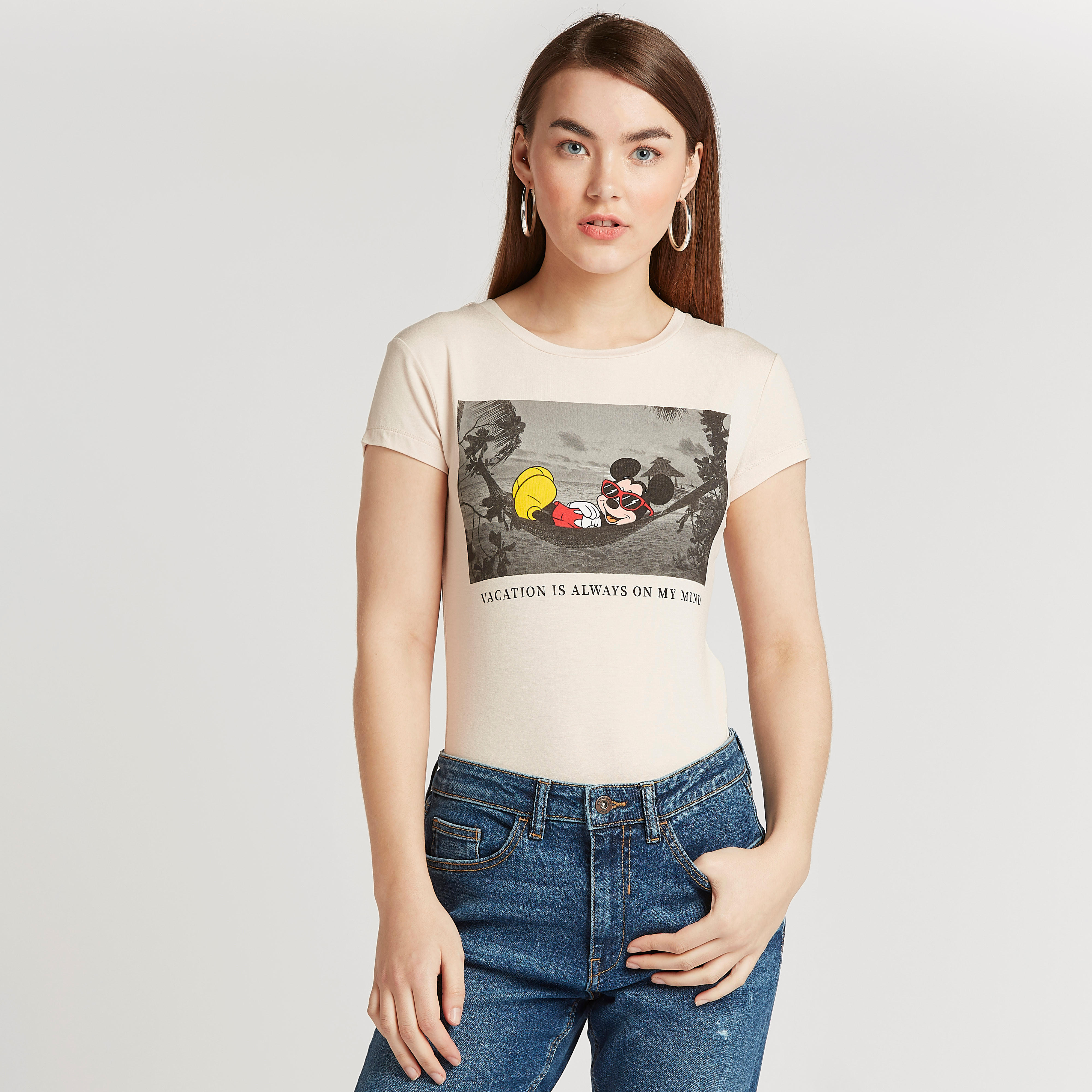 تيشيرت بياقة ضيّقة وأكمام قصيرة وطبعات ميكي ماوس-women-clothing-tshirts-image-3