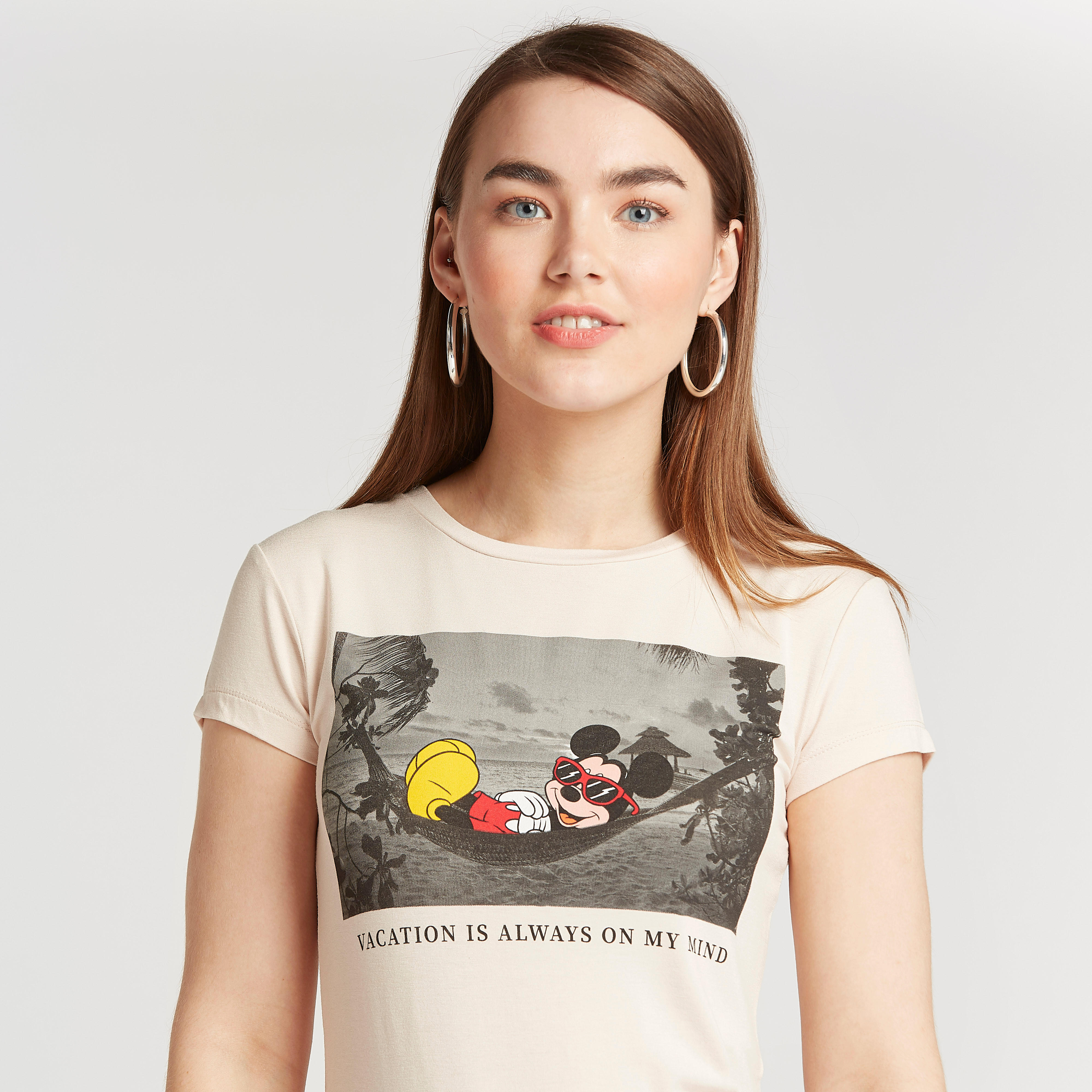 تيشيرت بياقة ضيّقة وأكمام قصيرة وطبعات ميكي ماوس-women-clothing-tshirts-image-4