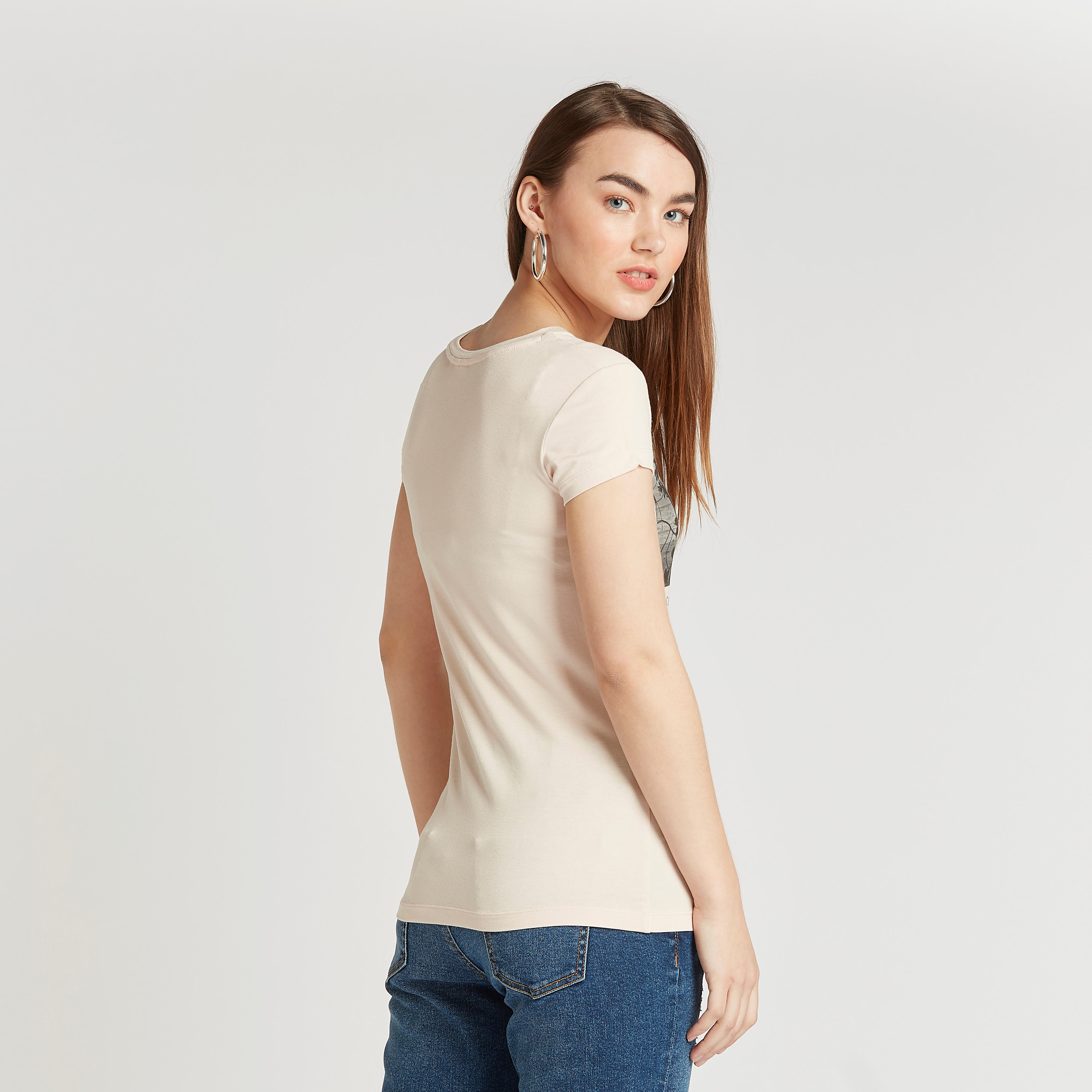 تيشيرت بياقة ضيّقة وأكمام قصيرة وطبعات ميكي ماوس-women-clothing-tshirts-image-5