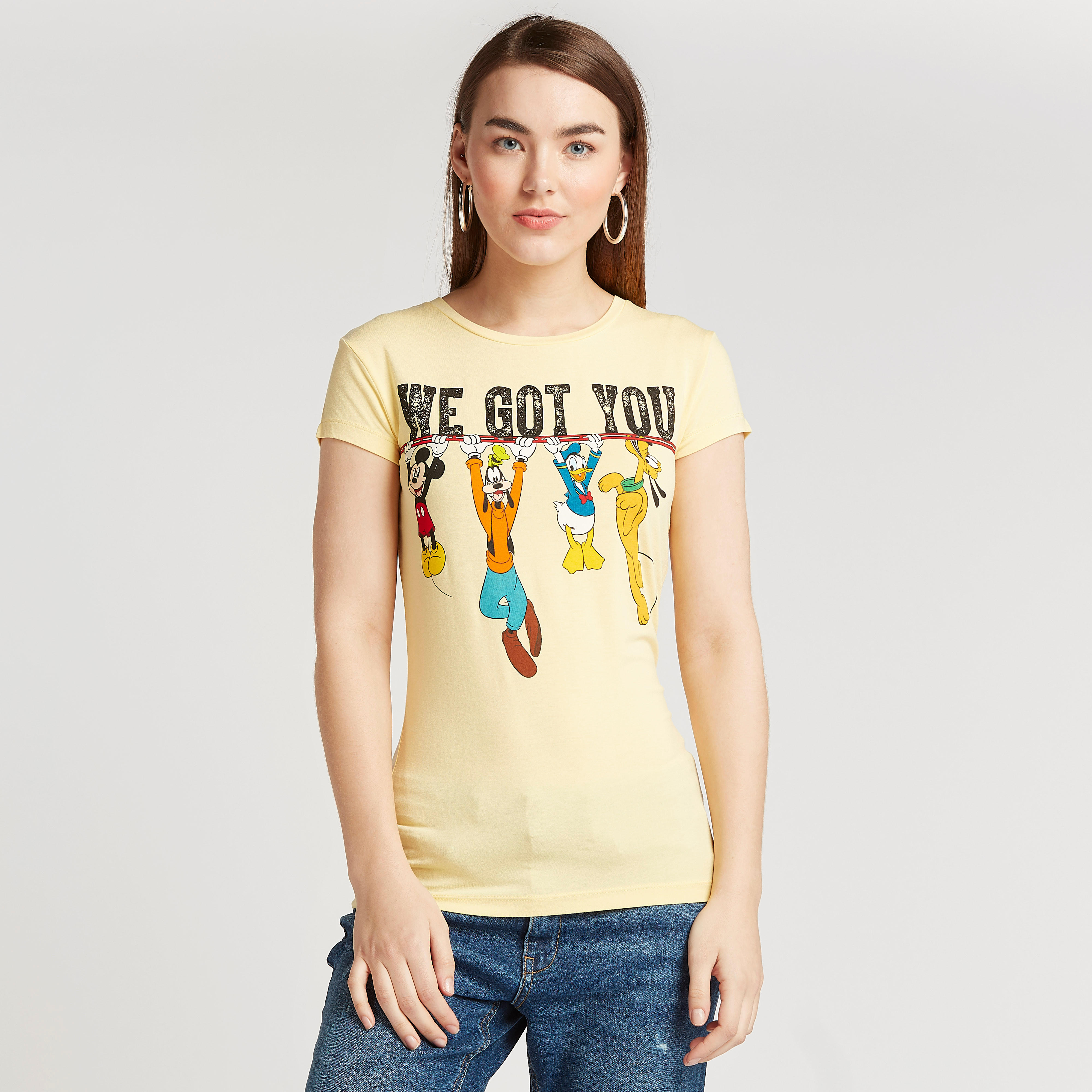 تيشيرت بياقة ضيّقة وأكمام قصيرة وطبعات ميكي أند ذي فريندس-women-clothing-tshirts-image-1