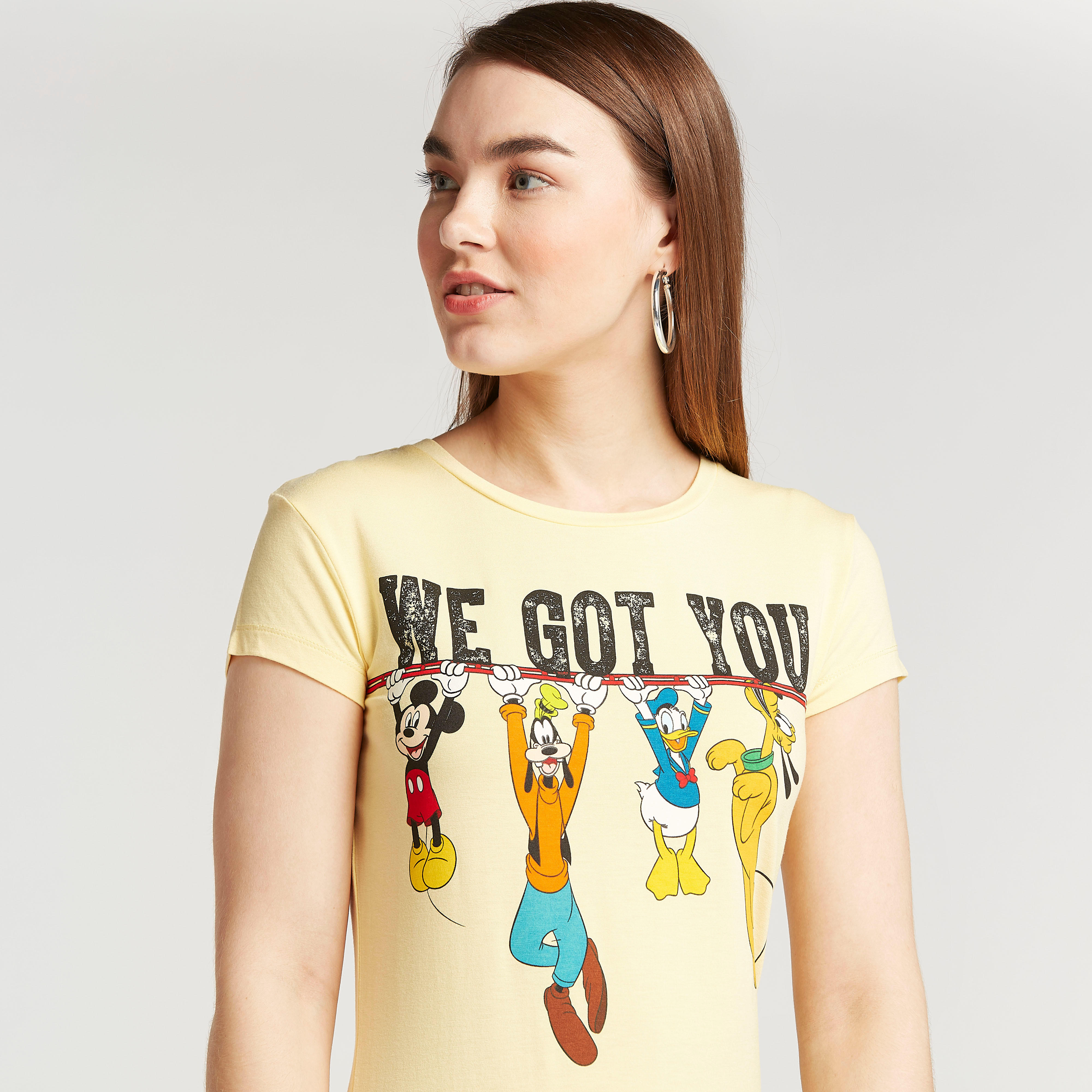 تيشيرت بياقة ضيّقة وأكمام قصيرة وطبعات ميكي أند ذي فريندس-women-clothing-tshirts-image-3